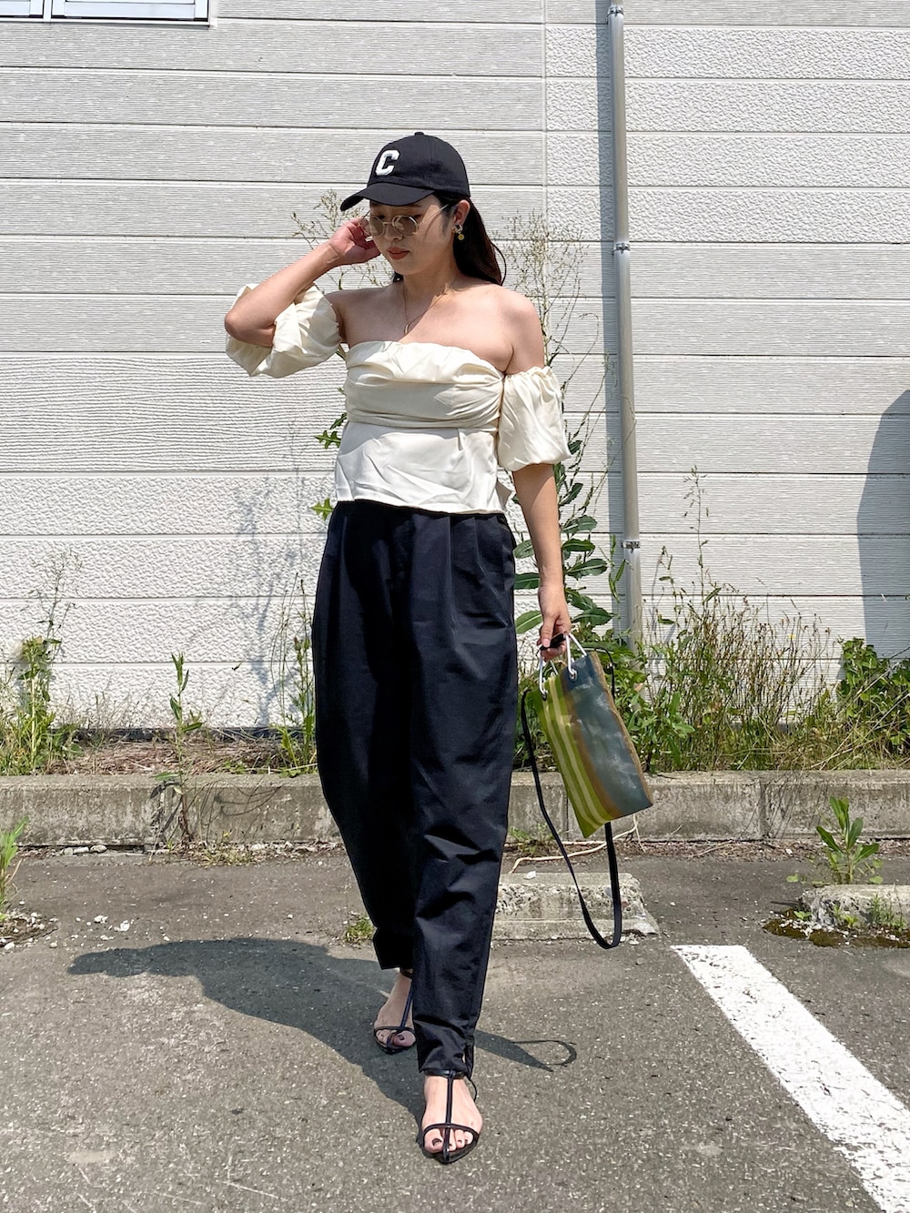 「夏コーデ、休日スタイル、オフショル、ブラウス、テーパードパンツ、キャップ、大人カジュアル、サングラス、ポインテッドトゥ、プチプラ、トートバッグ、ハンドバッグ、deuxamour、大人女子、肌見せ」｜「deux amourのオフショルクロップドフレアブラウス（シャツ/ブラウス、ホワイト系）」を使った、Miiさん（レディース・159cm）の夏コーディネートの4枚目の写真