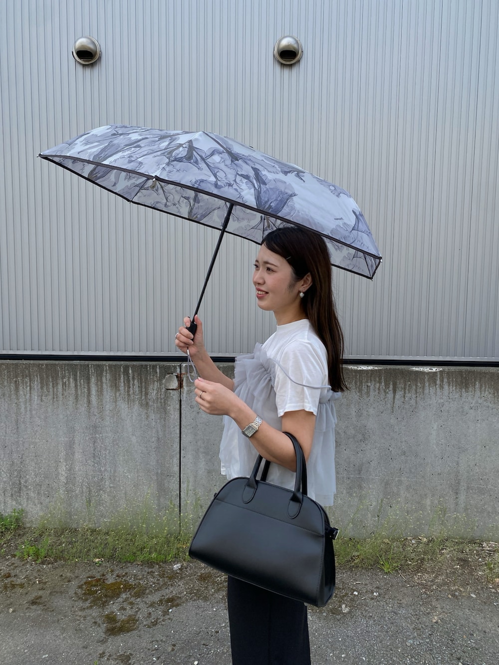 「白Tシャツ、レイヤードスタイル、ビスチェ、チュール、傘、雨の日コーデ、ボストンバッグ、ロングスカート、モノトーン、大人ガーリー、きれいめカジュアル、グレー、おでかけコーデ、PR、waterfront」｜「Waterfrontのmemorif. 自動開閉 折 55cm（折りたたみ傘、グレー系）」を使った、Miiさん（レディース・159cm）の春コーディネートの3枚目の写真