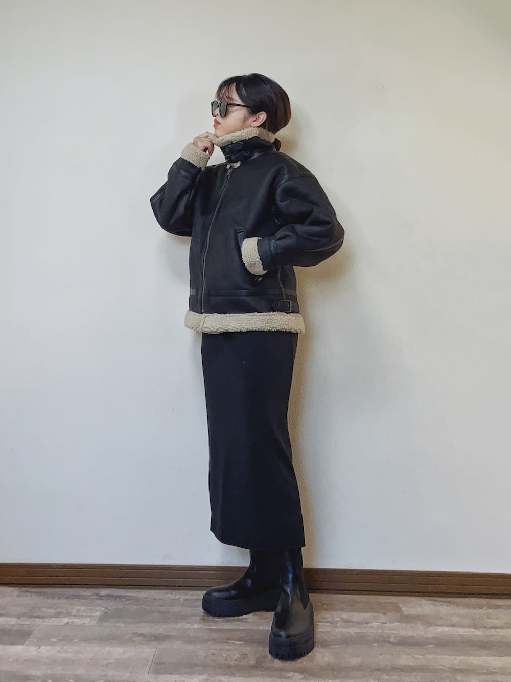 「B-3、フライトジャケット、ムートンジャケット、タイトスカート、ロングスカート、厚底シューズ、ブーツ、ショートブーツ、ブラック、ブラックコーデ、alpha、オーバーサイズ、冬コーデ、ボマージャケット、UNIQLO」｜「ALPHAのB-3フェイクムートン オーバーサイズ（ムートンコート、ブラック系）」を使った、Miiさん（レディース・159cm）の秋コーディネートの3枚目の写真