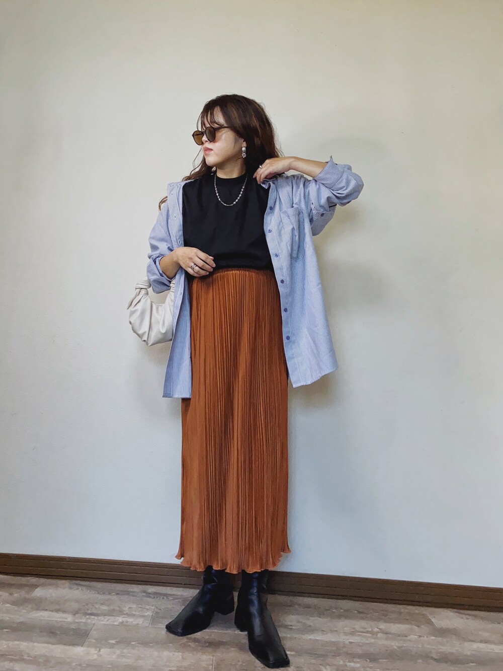「大人カジュアル、初秋コーデ、大人ガーリー、休日スタイル、秋服準備はじめました、スカートスタイル、ロングスカート、ブーツ、プチプラ、シャツスタイル、ストライプシャツ、マタニティ、マタニティコーデ、スクエアトゥ、ハンドバッグ」｜「CIENAの新色追加！大人シルエットUSAコットンサイドスリットTee（Tシャツ/カットソー、ブラック系）」を使った、Miiさん（レディース・159cm）の秋コーディネートの2枚目の写真