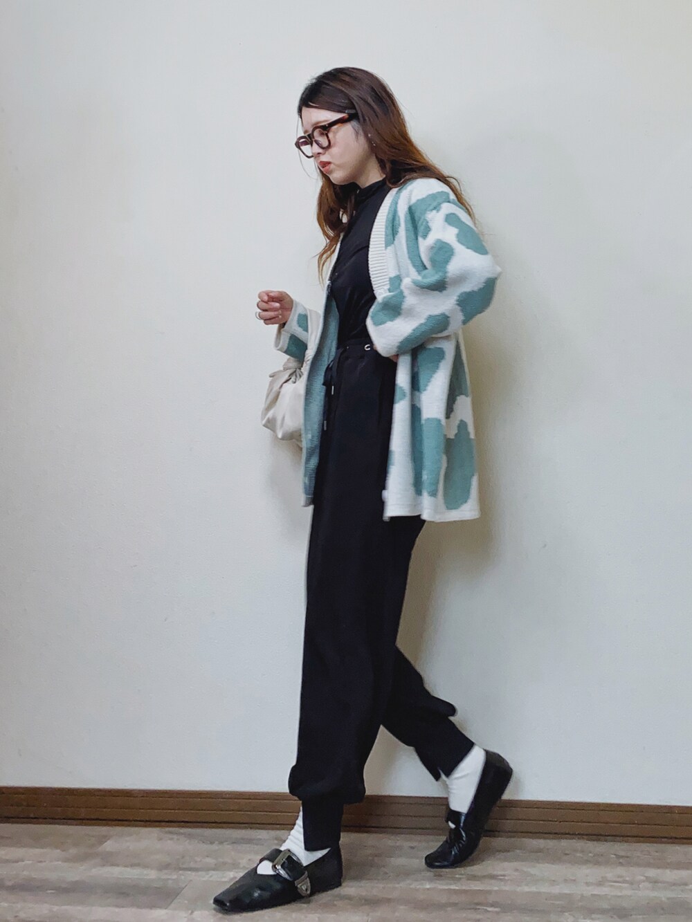 「春色、カーディガン、ニットカーディガン、シアートップス、スリットパンツ、ジョガーパンツ、スウェットパンツ、LHP、LHPWOMEN、スクエアトゥ、春コーデ、courage、ラフォーレ原宿、パステル映える春、タックイン」｜「L.H.Pのcourage/クラージュ/総柄オーバーサイズシルエットニットカーディガン（カーディガン/ボレロ、グリーン系）」を使った、Miiさん（レディース・159cm）の春コーディネートの2枚目の写真