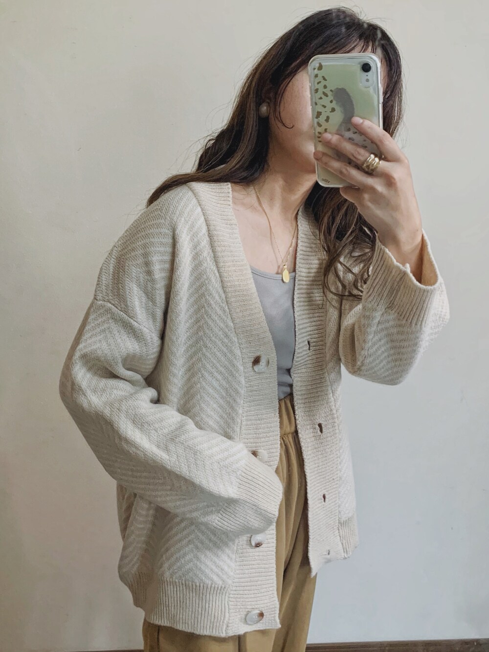 ベージュ系のカーディガン/ボレロ、ベージュ系のスウェットパンツ、ブラウン系のショルダーバッグを着用したレディースの秋コーディネートの2枚目の写真