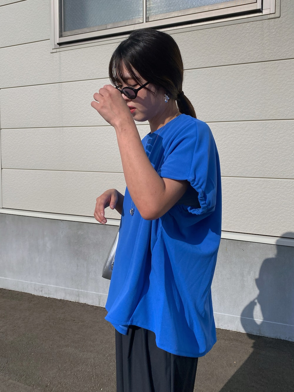 「プチプラ、きれいめカジュアル、夏だ!Tシャツ着よう!、さらっと晴れやかスナップ、ワイドパンツ、リラックススタイル、ブルー、ブルーコーデ、カラーコーデ、30代コーデ、OPAQUE.CLIP、オペークドットクリップ、ドルマンスリーブ、メタリック、サングラス」|「OPAQUE.CLIPのUV イージードルマントップス【洗濯機洗い可】(Tシャツ/カットソー、ブルー系)」を使った、Miiさん(レディース・159cm)の夏コーディネートの2枚目の写真