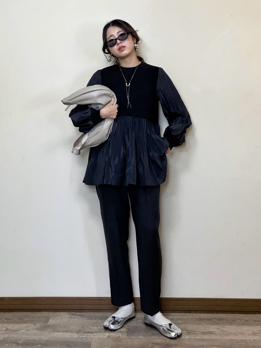 「今日のコスメと服、ブラック、ブラックコーデ、モノトーン、メタリック、メタリックシューズ、シルバーシューズ、サングラス、チュニック、ニット、春コーデ、モードカジュアル、シンプルコーデ、お出かけコーデ、バレエシューズ」｜「OPAQUE.CLIPのプリーツドッキングチュニックニット【洗濯機洗い可】（ニット/セーター、ブラック系）」を使った、Miiさん（レディース・159cm）の春コーディネートの3枚目の写真