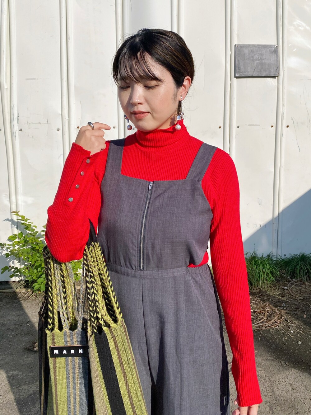 「秋服コーデ、カラー×コーデ、カラーニット、赤ニット、ニット、タートルネック、サロペット、ローファー、厚底シューズ、プチプラ、グレーコーデ、赤コーデ、トートバッグ、今日のコスメと服、お出かけコーデ」｜「frames RAY CASSINの着回し力に優れた万能アイテム。袖口ボタン2WAYリブタートルニットプルオーバー（ニット/セーター、レッド系）」を使った、Miiさん（レディース・159cm）の秋コーディネートの3枚目の写真