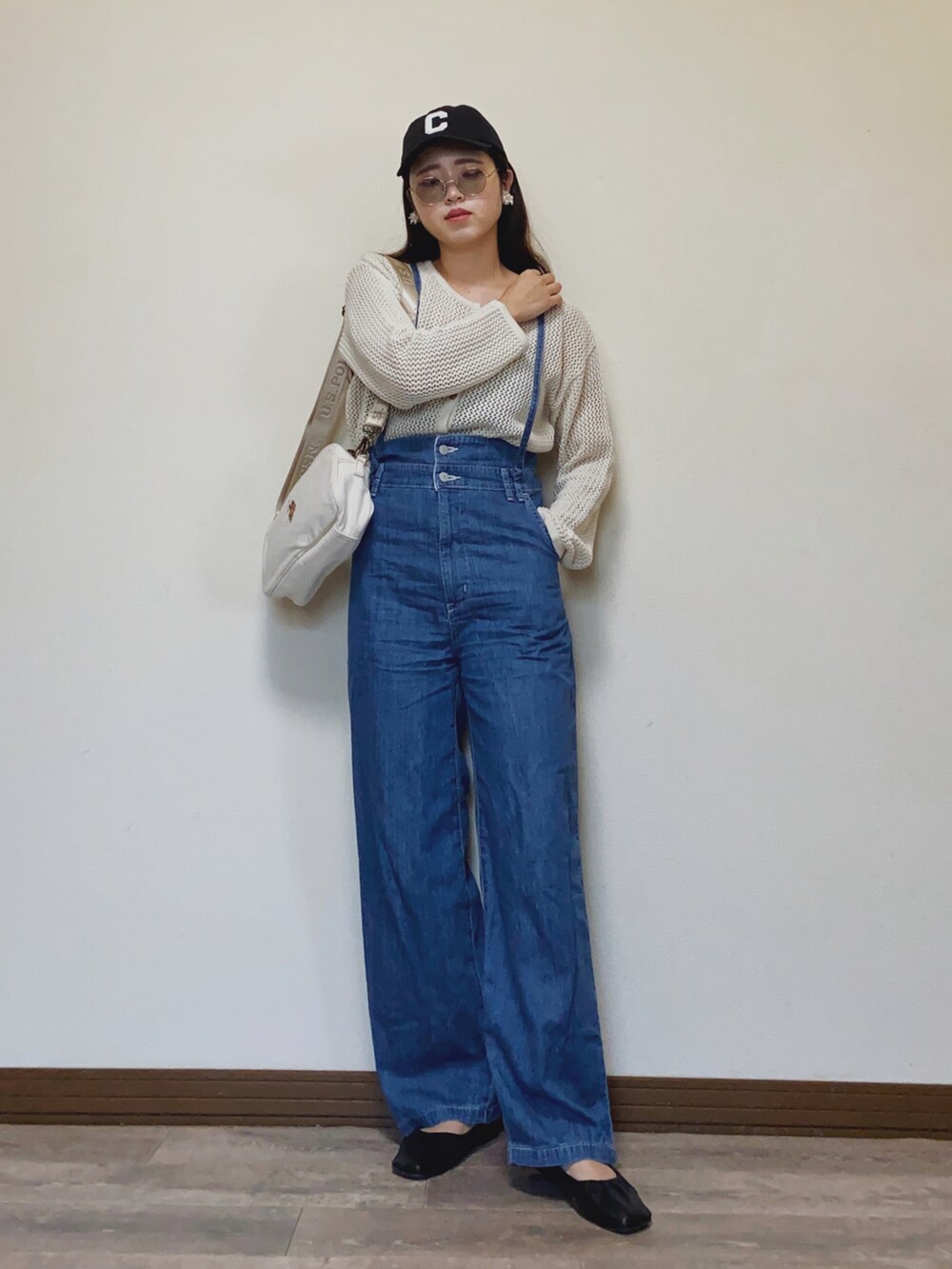 「USポロ、ショルダーバッグ、メッシュトップス、サロペット、デニム、デニムサロペット、キャップ、初夏コーデ、メッシュ、メッシュカーディガン、カーディガン、休日スタイル、ストリート、SOMETHING、バレエシューズ」｜「U.S. POLO ASSN.の【U.S. POLO ASSN.】 ユーエスポロアッスン　Washed Cotton　クロスボディショルダーバッグ　USPA-2645（ショルダーバッグ、ホワイト系）」を使った、Miiさん（レディース・159cm）の春コーディネートの3枚目の写真