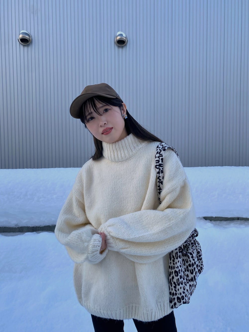 「プチプラ、キャップ、ニットコーデ、ロングブーツ、オーバーサイズ、白ニット、レオパード、アニマル柄、シンプルスタイル、韓国ファッション、ゆるニット、ボリューム袖、ワイドシャフトブーツ、休日スタイル、パンツコーデ」｜「select MOCA by sonのローゲージハイネックオーバーボリュームスリーブニット（ニット/セーター、ホワイト系）」を使った、Miiさん（レディース・159cm）の冬コーディネートの4枚目の写真
