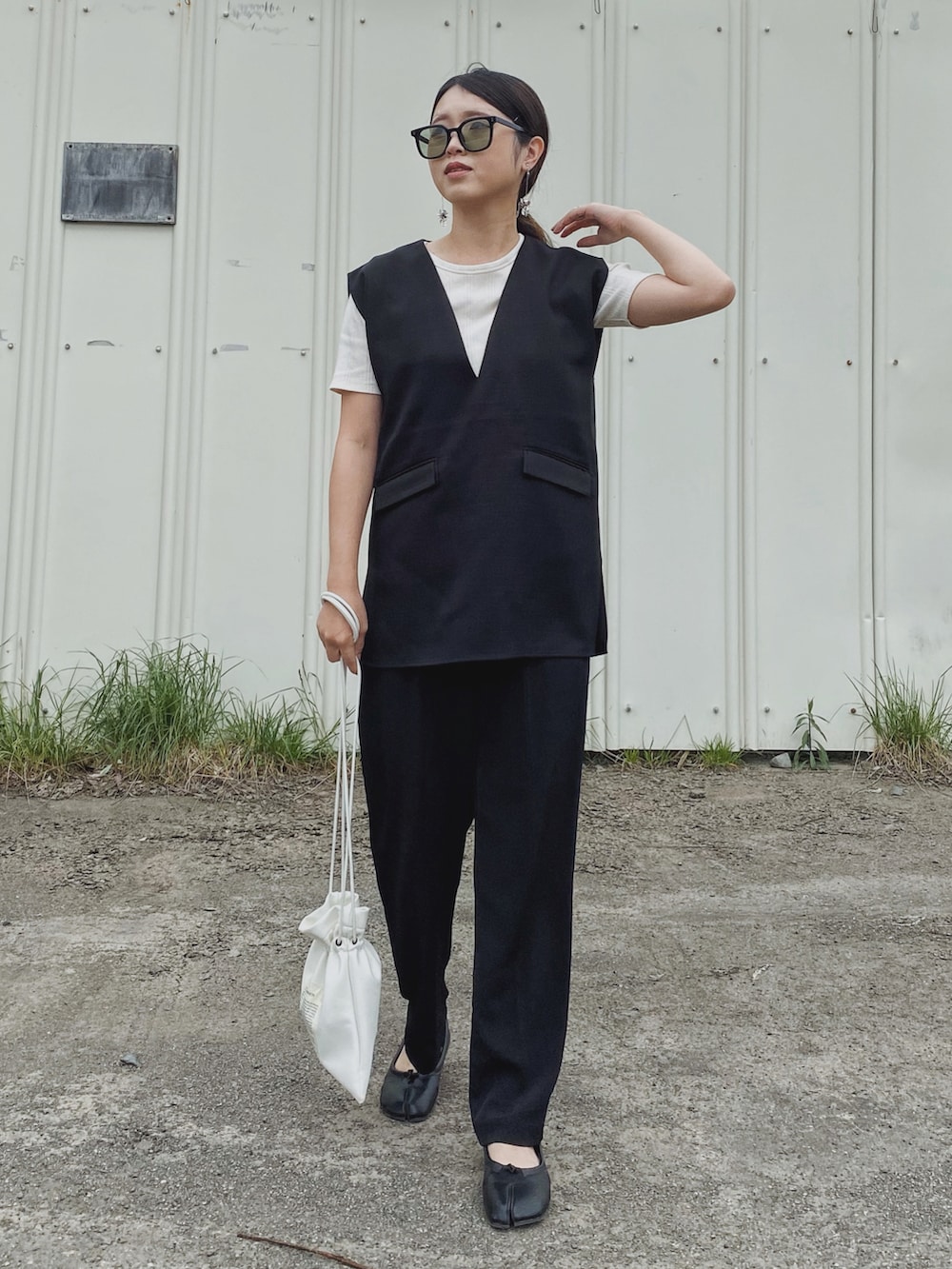 「休日スタイル、モノトーン、ベスト、バレエシューズ、レイヤードスタイル、リブT、白Tシャツ、サングラス、巾着バッグ、GeeRA、プチプラ、初夏コーデ、キレイめコーデ、Tシャツコーデ、夏のコスメと服」｜「GeeRAの2023 SS リネンライクスラブプルオーバーベスト（ベスト、ブラック系）」を使った、Miiさん（レディース・159cm）の春コーディネートの5枚目の写真