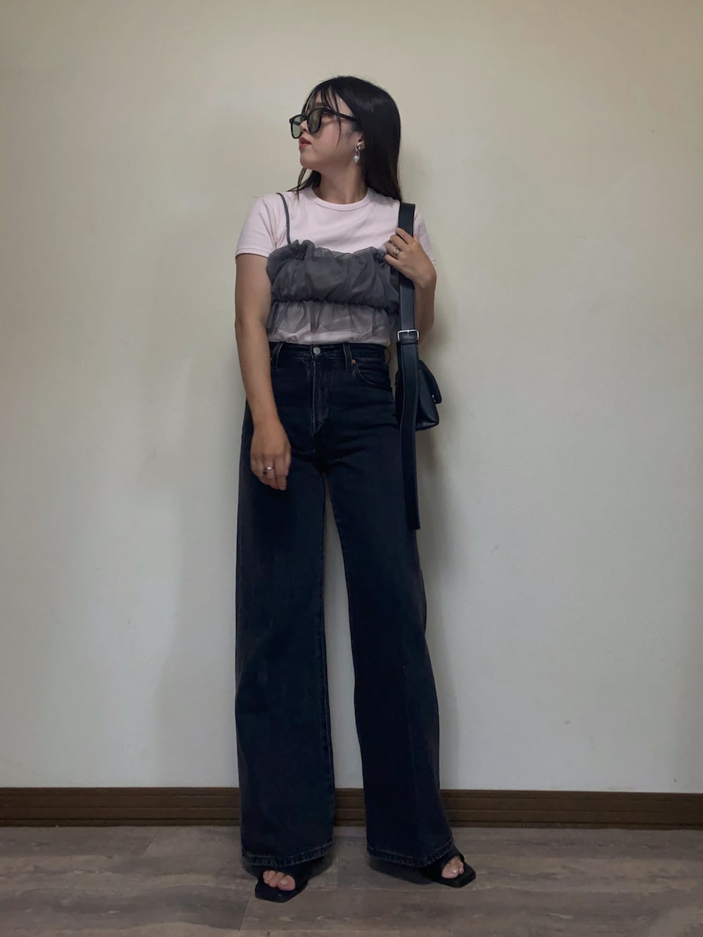 「アツいコーデ全部見せ、プチプラ、レイヤードスタイル、デニム、Levis、リーバイス、リーバイス24AW、PR、ビスチェ、チュール、ピンク、ソフトピンク、サングラス、飯豊まりえ別注、Marie's Closet」｜「Levi'sのLevi's/リーバイス 飯豊まりえ別注 RIBCAGE WIDE LEG IM ブラック（デニムパンツ、ブラック系）」を使った、Miiさん（レディース・159cm）の夏コーディネートの2枚目の写真