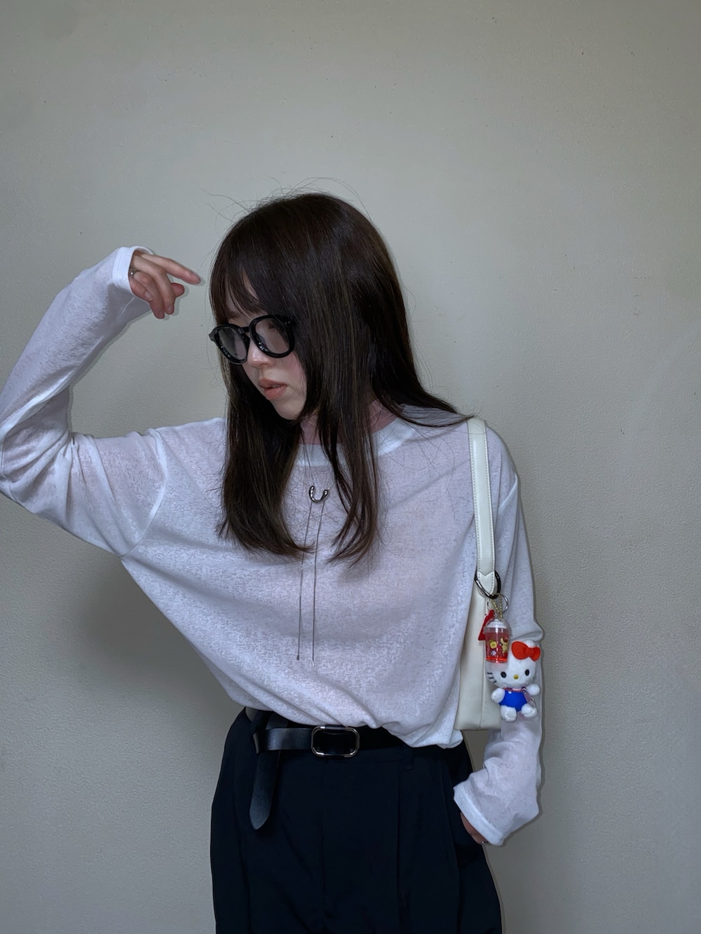 「ハーフパンツ、バミューダパンツ、ロングブーツ、シアートップス、レイヤードスタイル、お出かけコーデ、サングラス、大人カジュアル、韓国ファッション、春コーデ、プチプラ、シースルー、ブーツ、プチプラコーデ」｜「GeeRAの【新色追加】着回し自在！スラブシアーロンT（Tシャツ/カットソー、ホワイト系）」を使った、Miiさん（レディース・159cm）の春コーディネートの2枚目の写真