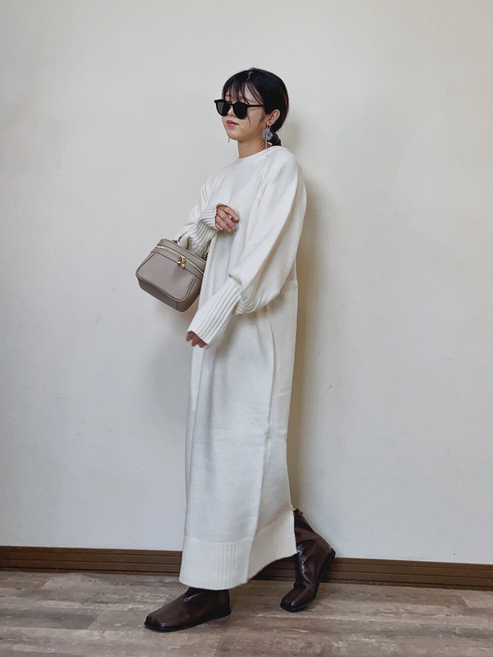 「クリスマスに着たい服、ニットワンピース、ロングワンピース、白ニット、ステンカラーコート、ミドル丈、マイベストコーデ2022、マキシ丈ワンピース、ブーツスタイル、ショートブーツ、スクエアトゥ、デートコーデ、ANGIE VINTAGE、淡色コーデ、ワンピーススタイル」｜「ANGIEのフィンガーホールマキシニットワンピース（ワンピース、ホワイト系）」を使った、Miiさん（レディース・159cm）の冬コーディネートの4枚目の写真