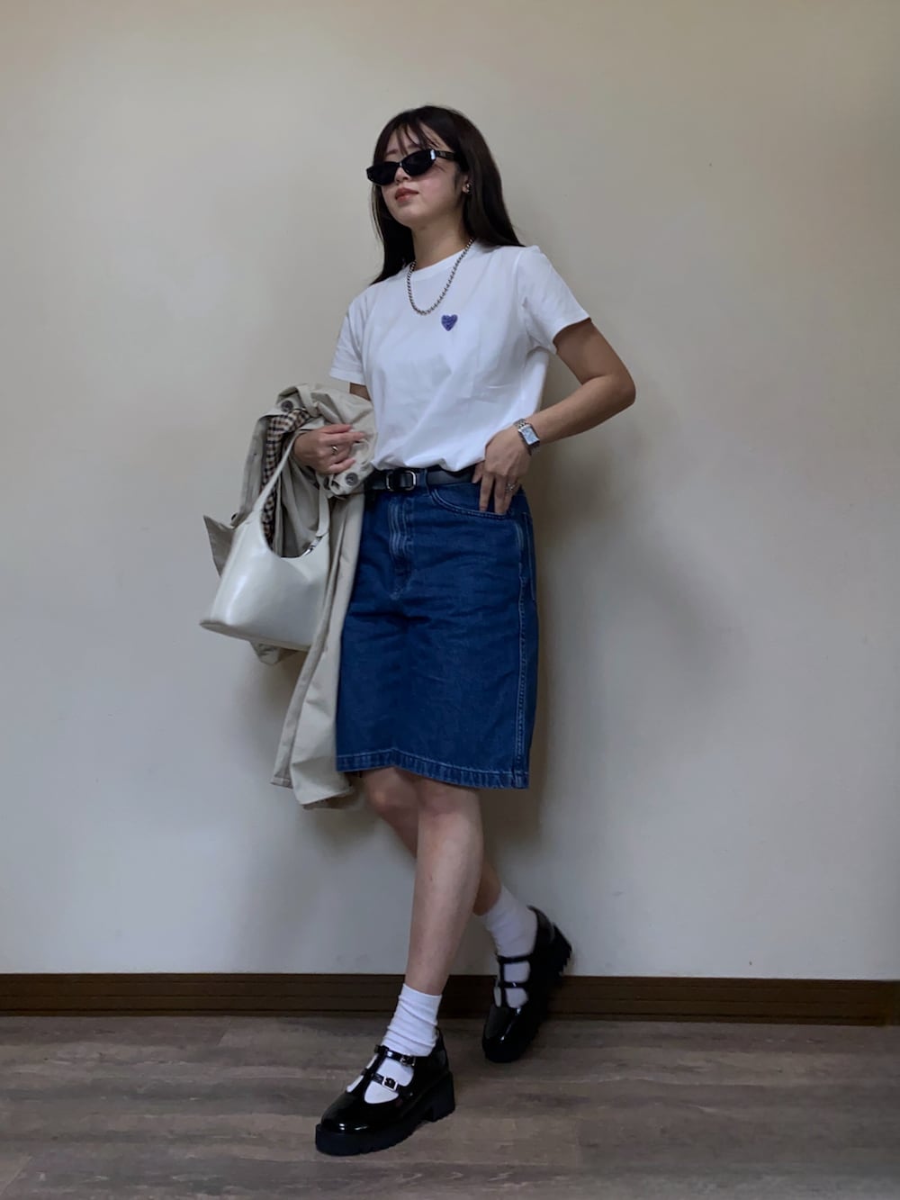 「最近のいい感じコーデ、大人カジュアル、バルマカーンコート、春コーデ、バミューダパンツ、デニム、デニムパンツ、ハーフパンツ、メリージェーン、ローファー、Tシャツ、白Tシャツ、サングラス、お出かけコーデ、プチプラ」｜「GeeRAの綿100％ハート＆宇宙ワンポイント刺繍Ｔシャツ（Tシャツ/カットソー、ホワイト系）」を使った、Miiさん（レディース・159cm）の春コーディネートの3枚目の写真