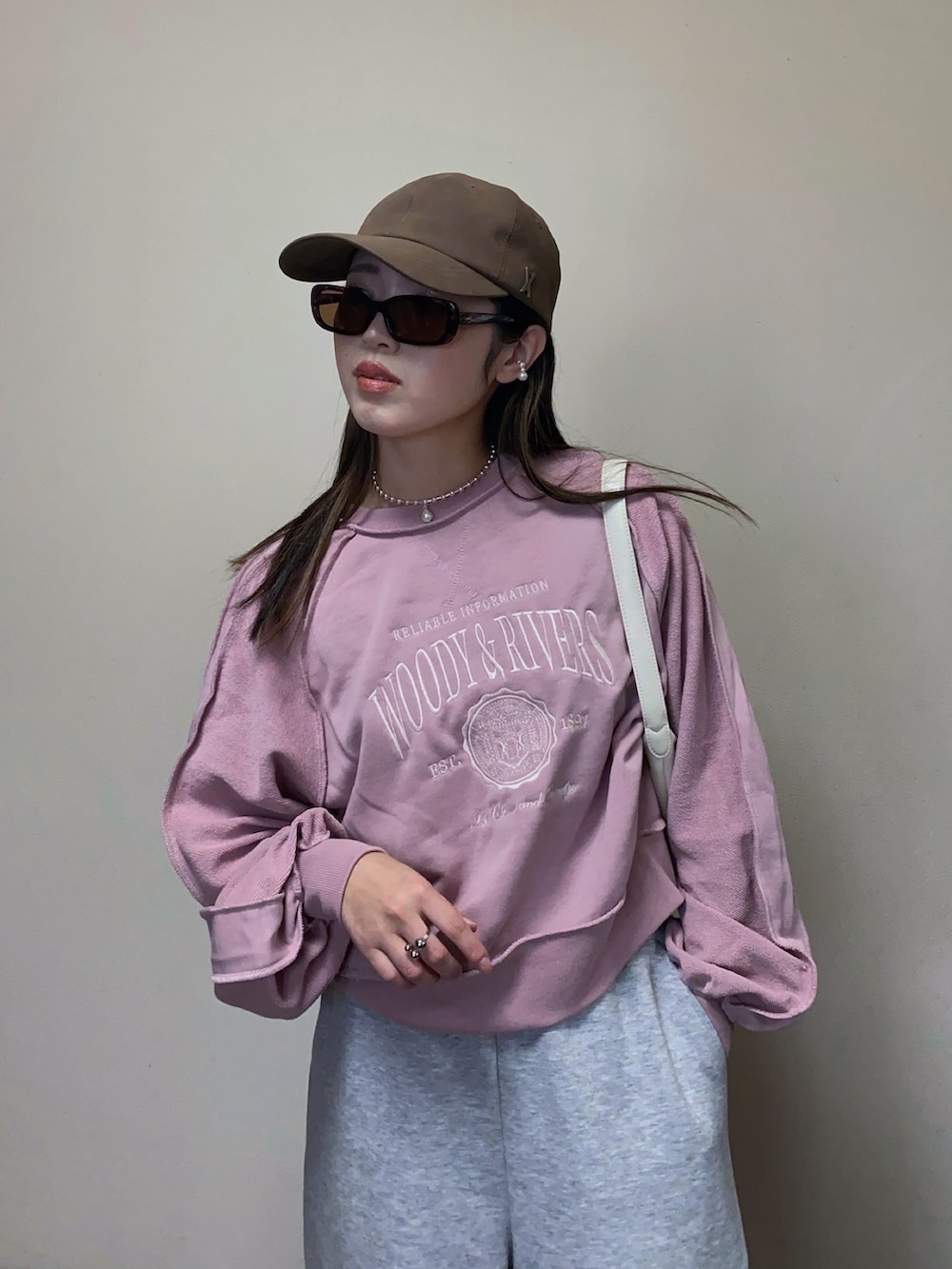 「春めき満開コーデ、春色、ピンク、スウェット、スウェットパンツ、休日スタイル、キャップ、プチプラ、春コーデ、ゆるコーデ、キャップ女子、スウェットワイドパンツ、メタリック、サングラス、大人カジュアル」｜「GeeRAのリメイク風刺しゅうロゴ裏毛スウェット（スウェット、ピンク系）」を使った、Miiさん（レディース・159cm）の春コーディネートの3枚目の写真