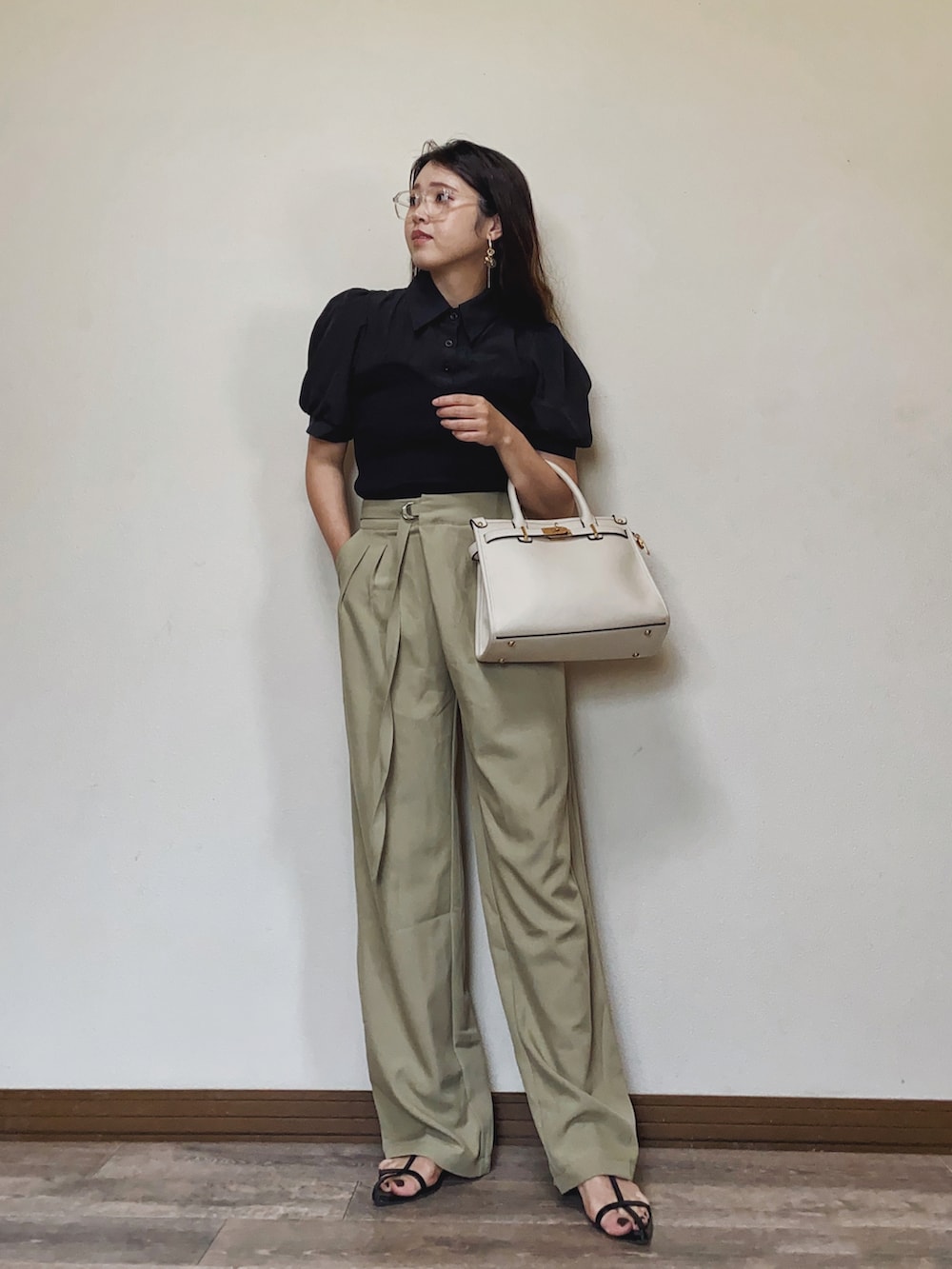 ブラック系のシャツ/ブラウス、グリーン系のパンツ、ホワイト系のビジネスバッグを着用したレディースの夏コーディネートの2枚目の写真