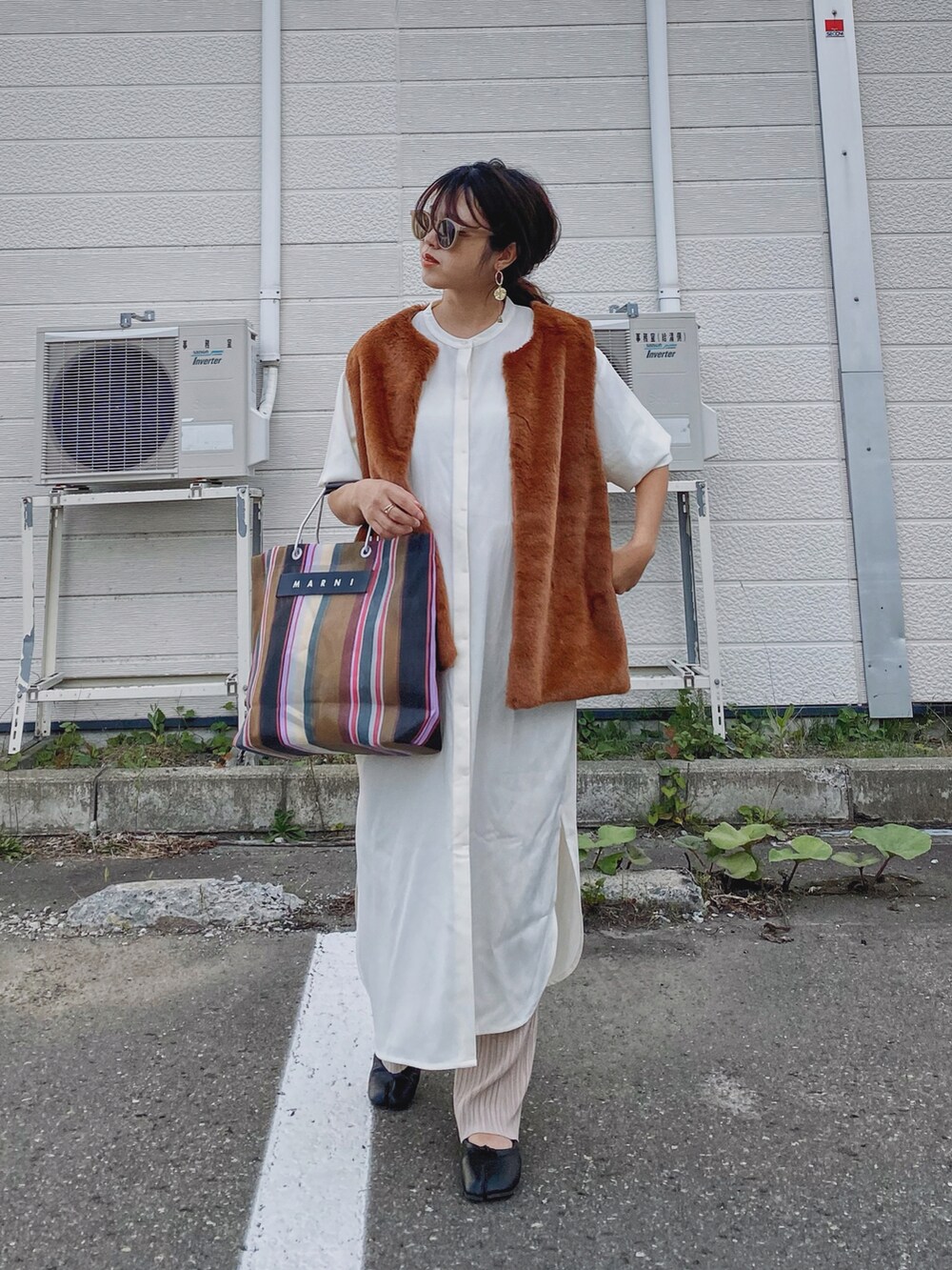 「初秋コーデ、秋コーデ、レイヤードスタイル、ベスト、ファーベスト、シャツワンピ、プリーツパンツ、ロングワンピース、MARNI、バレエシューズ、ブラウン、しまむら、プチプラ、マタニティコーデ、トートバッグ」｜「MARNI MARKETのストライプバッグ（トートバッグ、ブラウン系）」を使った、Miiさん（レディース・159cm）の秋コーディネートの2枚目の写真