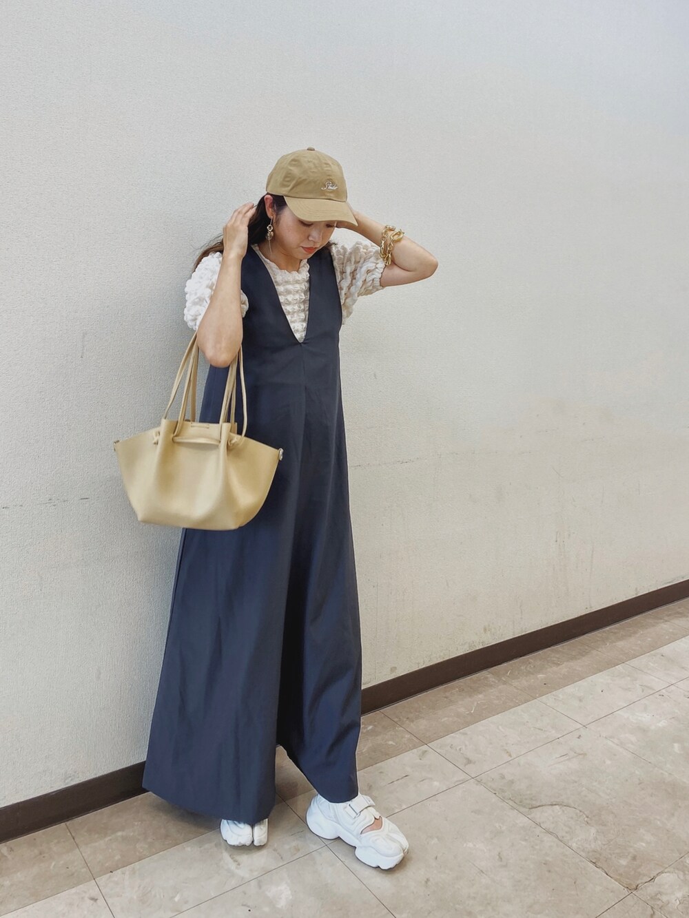 「しまむら、LHPWOMEN、courage、ポップコーントップス、ぽこぽこトップス、サロペット、NIKE、アクアリフト、キャップ、韓国ファッション、プチプラ、ゆるコーデ、マタニティコーデ、ボリューム袖、夏コーデ」｜「L.H.Pのcourage/クラージュ/チェーンブレスレット（ブレスレット、ゴールド系）」を使った、Miiさん（レディース・159cm）の夏コーディネートの2枚目の写真