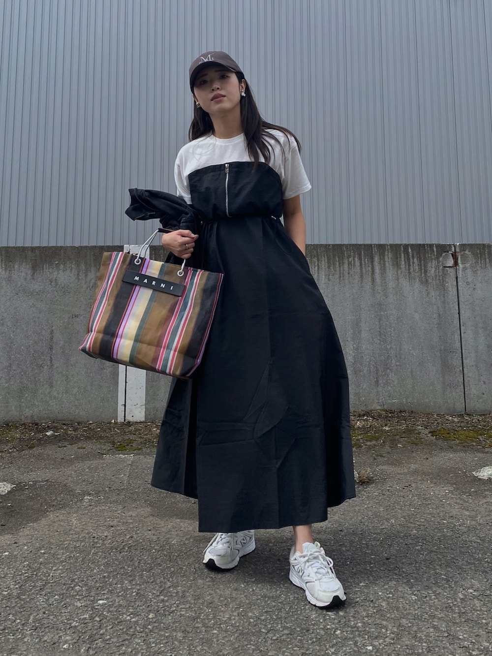 「春めき満開コーデ、デニム、デニムジャケット、ワンピース、ロングワンピース、トートバッグ、スニーカー、キャップ、韓国ファッション、お出かけコーデ、休日スタイル、大人カジュアル、大人女子、春コーデ、プチプラ」｜「Levi'sのLevi's/リーバイス 飯豊まりえ別注 SHRUNKEN 90S トラッカージャケット IM ブラック（デニムジャケット、ブラック系）」を使った、Miiさん（レディース・159cm）の春コーディネートの3枚目の写真