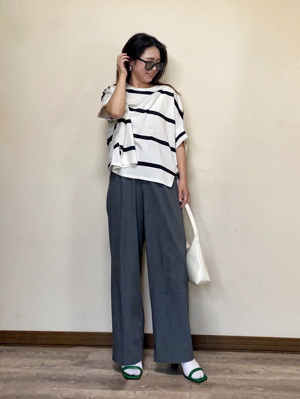 「ラフ、休日スタイル、Tシャツ、ボーダー、ワイドパンツ、サンダル、サンダルに靴下、シンプルコーデ、サングラス、ゆるコーデ、大人カジュアル、ドルマン、30代コーデ」｜「recaのゆるっとラクにオシャレが決まる！ドルマンボーダーカットソー（Tシャツ/カットソー、ホワイト系）」を使った、Miiさん（レディース・159cm）の春コーディネートの3枚目の写真