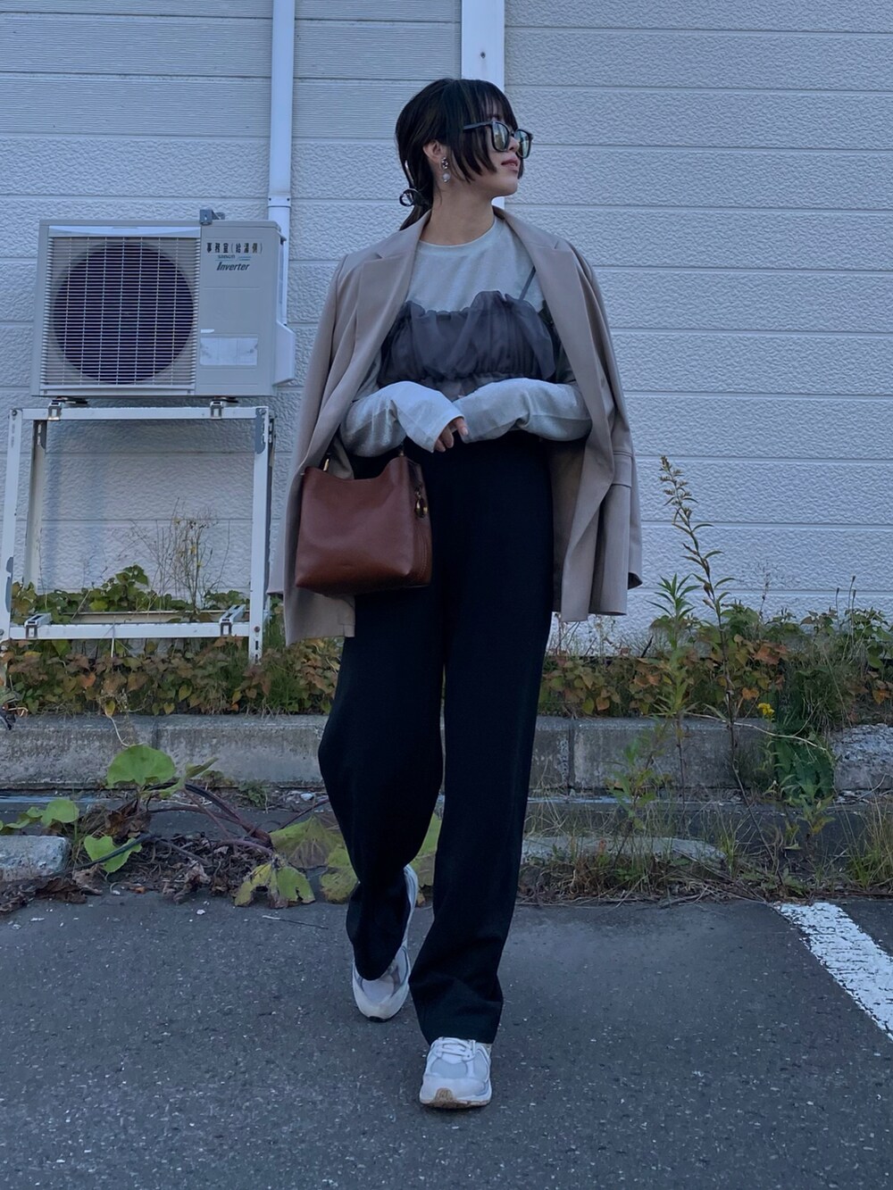 「秋っぽコーデ更新中、スウェットパンツ、ジャケット、レザー、ビスチェ、スニーカー、ラメトップス、ベージュ、グレー、ブラウン、レイヤードスタイル、きれいめカジュアル、テーラードジャケット、チュール、サングラス」｜「FOSSILのJessie Crossbody ZB11002200（ショルダーバッグ、ブラウン系）」を使った、Miiさん（レディース・159cm）の秋コーディネートの4枚目の写真