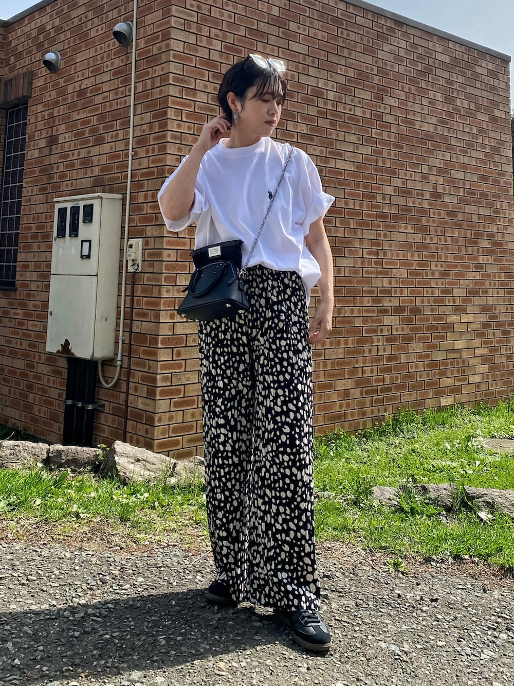 「春夏コーデ、ロゴT、白Tシャツ、オーバーサイズ、ビッグシルエット、ビッグT、柄パンツ、アニマル柄、ショルダーバッグ、スニーカー、休日スタイル、アウトドアスタイル、カジュアルコーデ、シンプルコーデ、モノトーン」｜「U.S. POLO ASSN.の∴WEGO/U.S.POLO ASSN.別注ヘビーウエイトBIGTシャツ（Tシャツ/カットソー、ホワイト系）」を使った、Miiさん（レディース・159cm）の春コーディネートの2枚目の写真
