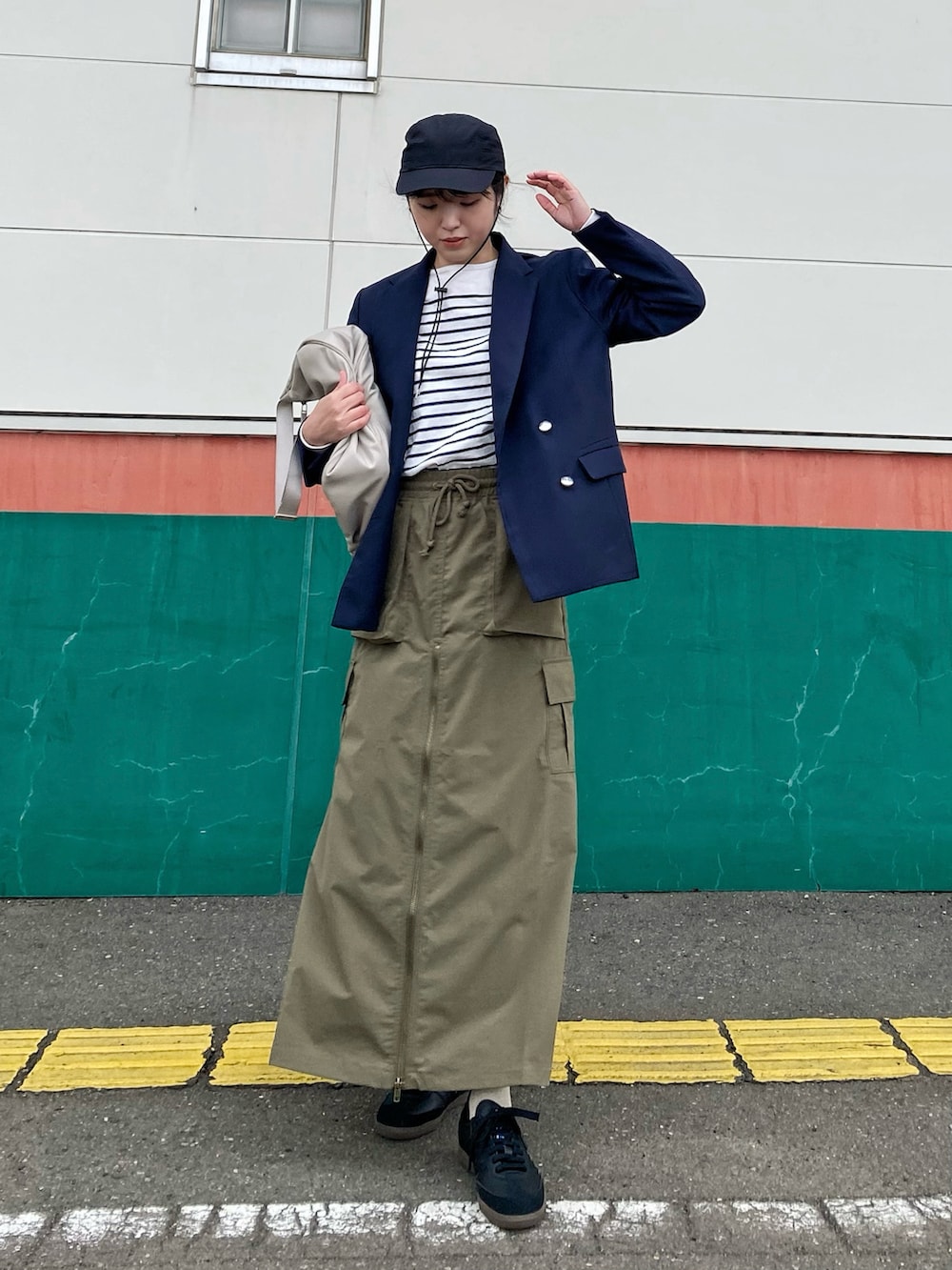 「春のNewスタイル、ボーダー、カーゴスカート、ジャケット、ジャケットスタイル、キャップ、ナイロンキャップ、スニーカー、黒スニーカー、お出かけコーデ、紺ブレ、ミリタリー、大人カジュアル、カジュアルコーデ、ママコーデ」｜「green label relaxingのコードツキ ナイロン キャップ - UVケア・ハンドウォッシュ -（キャップ、ブラック系）」を使った、Miiさん（レディース・159cm）の春コーディネートの3枚目の写真