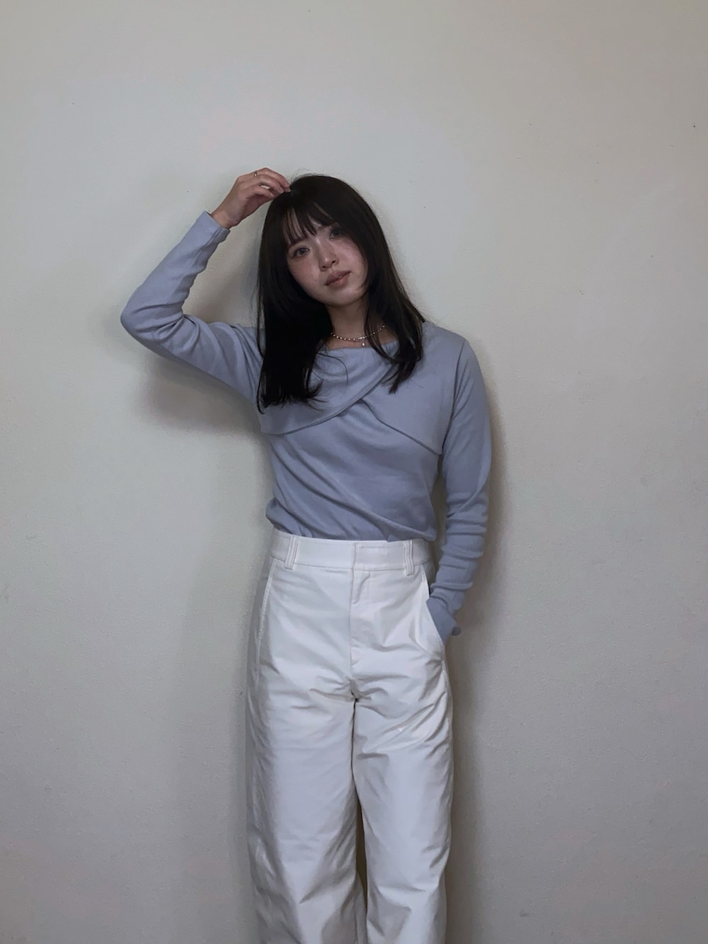 「プチプラ、春服、きれいめコーディネート、きれいめカジュアル、白パンツ、ジャージーバレルレッグパンツ、メタリック、ブーツ、淡色コーデ、大人カジュアル、シンプルコーデ、ネックカフ、チョーカー、サングラス、カットソー」｜「atONEのアイテム（Tシャツ/カットソー、グレー系）」を使った、Miiさん（レディース・159cm）の春コーディネートの4枚目の写真