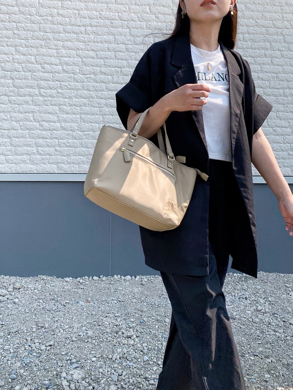 「みんなの白Tフェス、ジャケット、ジャケットスタイル、モノトーン、モノトーンコーデ、カーゴパンツ、パラシュートパンツ、shein、キャップ、トートバッグ、ロゴT、白Tシャツ、トングサンダル、USポロ、大人カジュアル」｜「SHEINのアイテム（カーゴパンツ、ブラック系）」を使った、Miiさん（レディース・159cm）の夏コーディネートの5枚目の写真