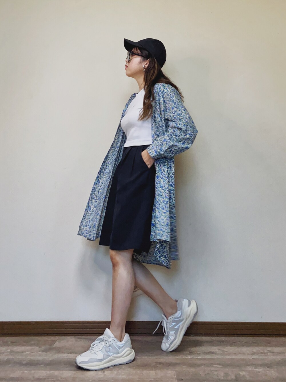 「お出かけコーデ日記、春夏コーデ、シャツスタイル、シャツワンピ、花柄ワンピース、花柄、ロゴT、クロップドトップス、Calvin Klein、To b. by agnes b.、ショートパンツ、ハーフパンツ、巾着バッグ、スニーカー、ストリート」｜「Calvin Kleinのモノグラム ロゴ ベイビーTシャツ（Tシャツ/カットソー、ホワイト系）」を使った、Miiさん（レディース・159cm）の春コーディネートの3枚目の写真