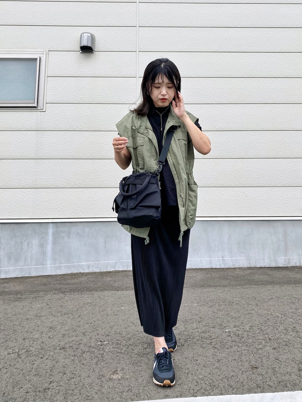 「今日のコスメと服、カーキ、秋服準備はじめました、ミリタリー、ナイロンバッグ、ミリタリーベスト、ミリタリーバッグ、ブラックコーデ、スニーカー、CLEA、レイヤードスタイル、ロングスカート、プチプラ、韓国ファッション、NIKE」｜「un+frameのミリタリー巾着2WAYショルダーバッグ（ショルダーバッグ、ブラック系）」を使った、Miiさん（レディース・159cm）の秋コーディネートの3枚目の写真