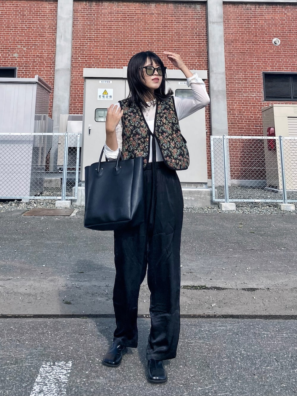 「今日のコスメと服、レイヤードスタイル、ベスト、シアートップス、シースルー、UNIQLO×mamekurogouchi、サテンパンツ、ワイドパンツ、サングラス、秋先取りコーデ、秋服準備はじめました、ゆるコーデ、プチプラ、コブラン柄、柄ベスト」｜「recaのグロッシーサテンイージーワイドラフパンツ（その他パンツ、ブラック系）」を使った、Miiさん（レディース・159cm）の夏コーディネートの4枚目の写真
