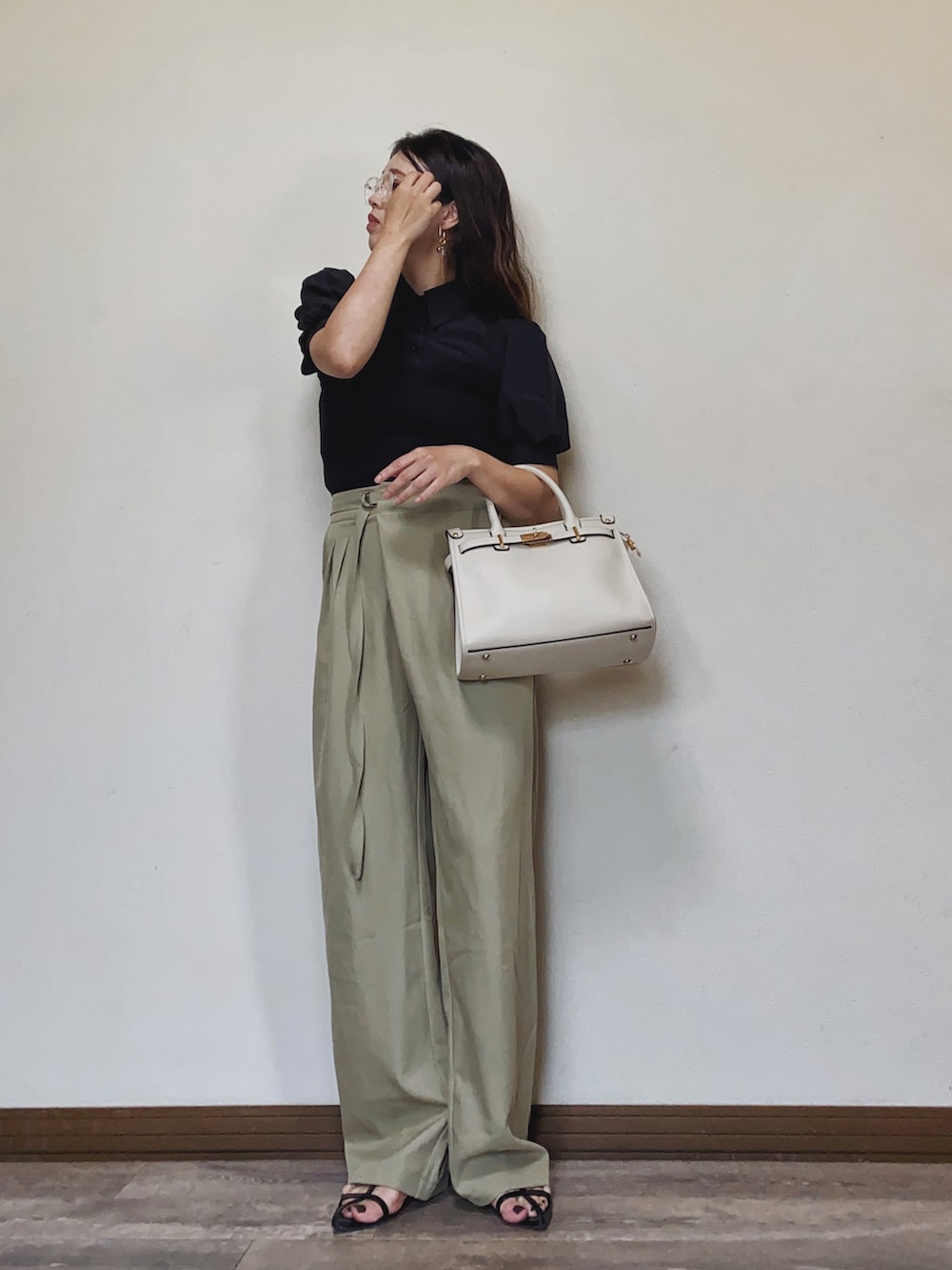 ブラック系のシャツ/ブラウス、グリーン系のパンツ、ホワイト系のビジネスバッグを着用したレディースの夏コーディネートの3枚目の写真
