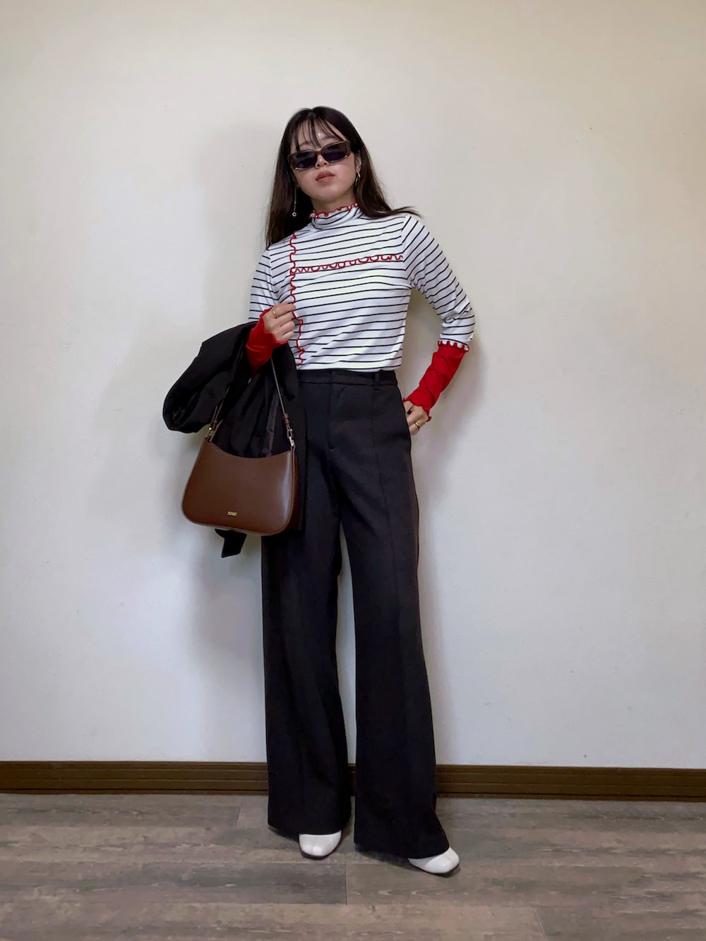 ホワイト系のTシャツ/カットソー、ブラウン系のハンドバッグ、ブラウン系のテーラードジャケットを着用したレディースの秋コーディネートの5枚目の写真