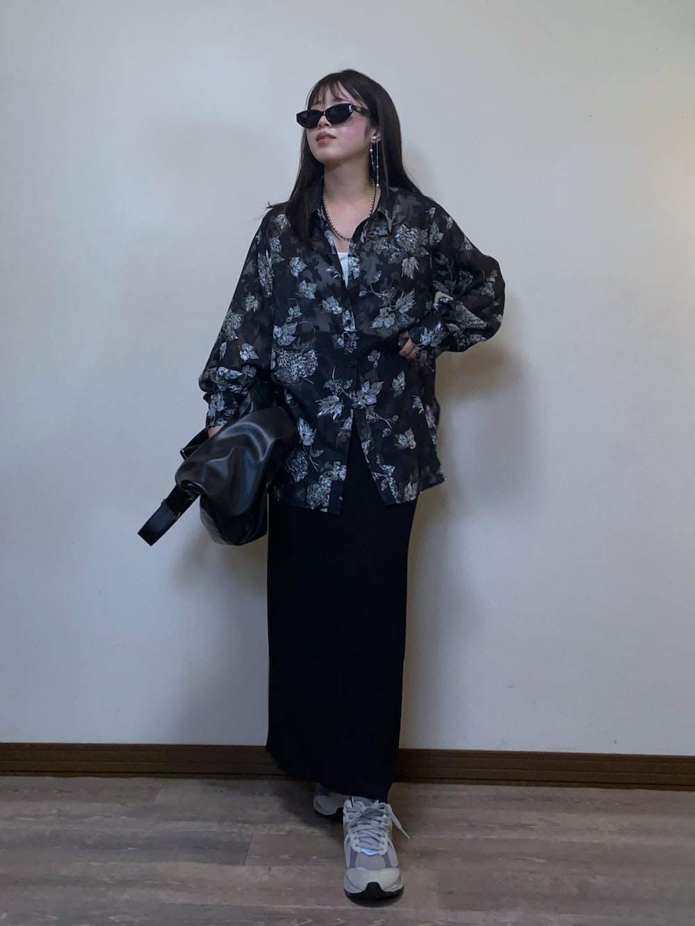 「春めき満開コーデ、シアーシャツ、柄シャツ、ロングスカート、Iラインスカート、スニーカー、モード、モノトーン、サングラス、春コーデ、シンプルコーデ、休日スタイル、スニーカーコーデ、30代コーデ、シャツスタイル」｜「Ellno de Mavieのオパールシアールーズシャツ（シャツ/ブラウス、ブラック系）」を使った、Miiさん（レディース・159cm）の春コーディネートの3枚目の写真