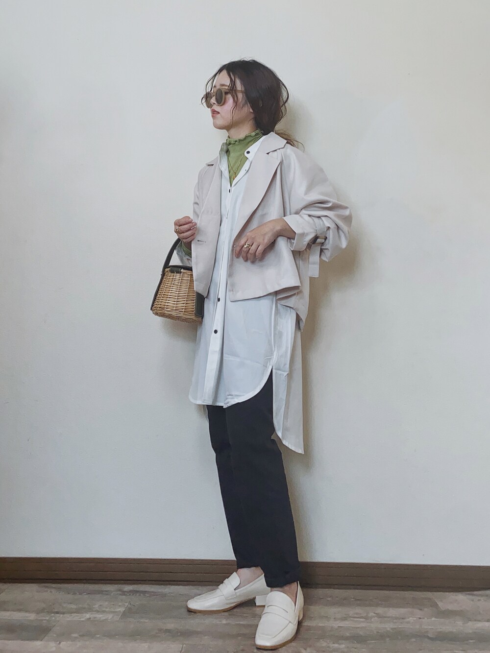 「ショートトレンチ、トレンチコート、春アウター、シャツスタイル、シャツワンピ、グリーン、moment+、LHP、LHPWOMEN、ラフォーレ原宿、courage、LEE、leejapan、レイヤードスタイル、春コーデ」｜「moment+のエステルツイル キャンディスリーブショートトレンチ（トレンチコート、ホワイト系）」を使った、Miiさん（レディース・159cm）の春コーディネートの2枚目の写真