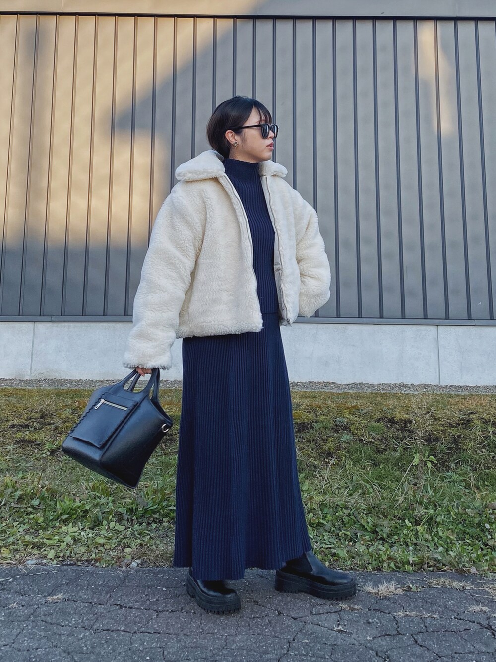 「セットアップ、ネイビー、ネイビー×ホワイト、リブニット、ニット、ニットスカート、ロングスカート、ボアジャケット、renorm、ハイネック、厚底シューズ、ブーツ、Calvin Klein、きれいめカジュアル、冬コーデ」｜「ReNormの【SET UP対応】リブニットプルオーバー（ニット/セーター、ブルー系）」を使った、Miiさん（レディース・159cm）の秋コーディネートの3枚目の写真