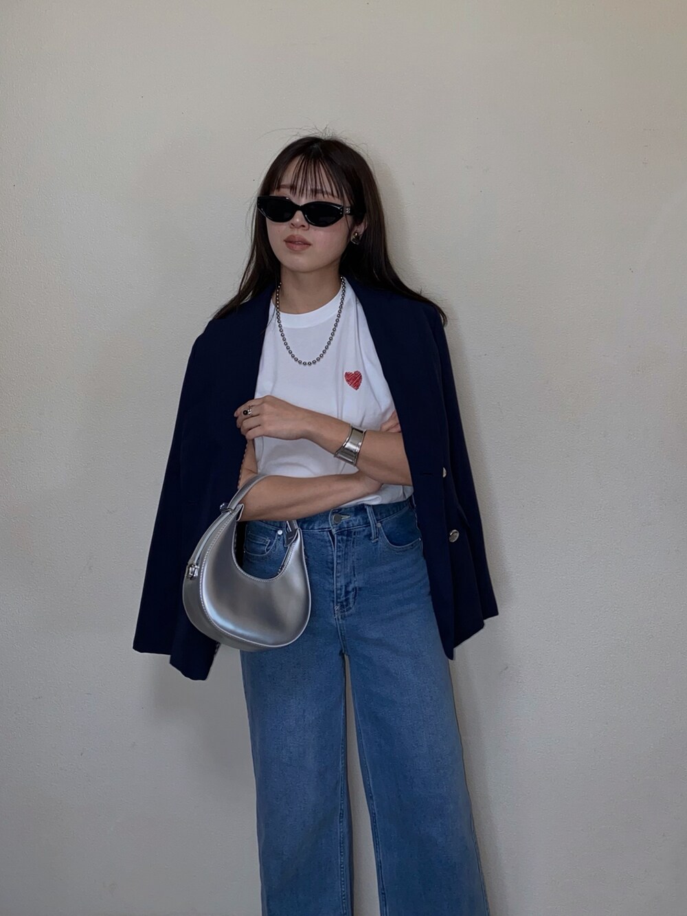 「春めき満開コーデ、デニム、デニムパンツ、紺ブレ、ジャケット、ジャケットスタイル、Tシャツ、Tシャツ×デニム、シルバー、春コーデ、大人カジュアル、ジャケットコーデ、ブレザー、白Tシャツ、バギーデニム」｜「OPAQUE.CLIPの《SS-LLsize》ストレッチバギーデニム【洗濯機洗い可】（デニムパンツ、ブルー系）」を使った、Miiさん（レディース・159cm）の春コーディネートの3枚目の写真