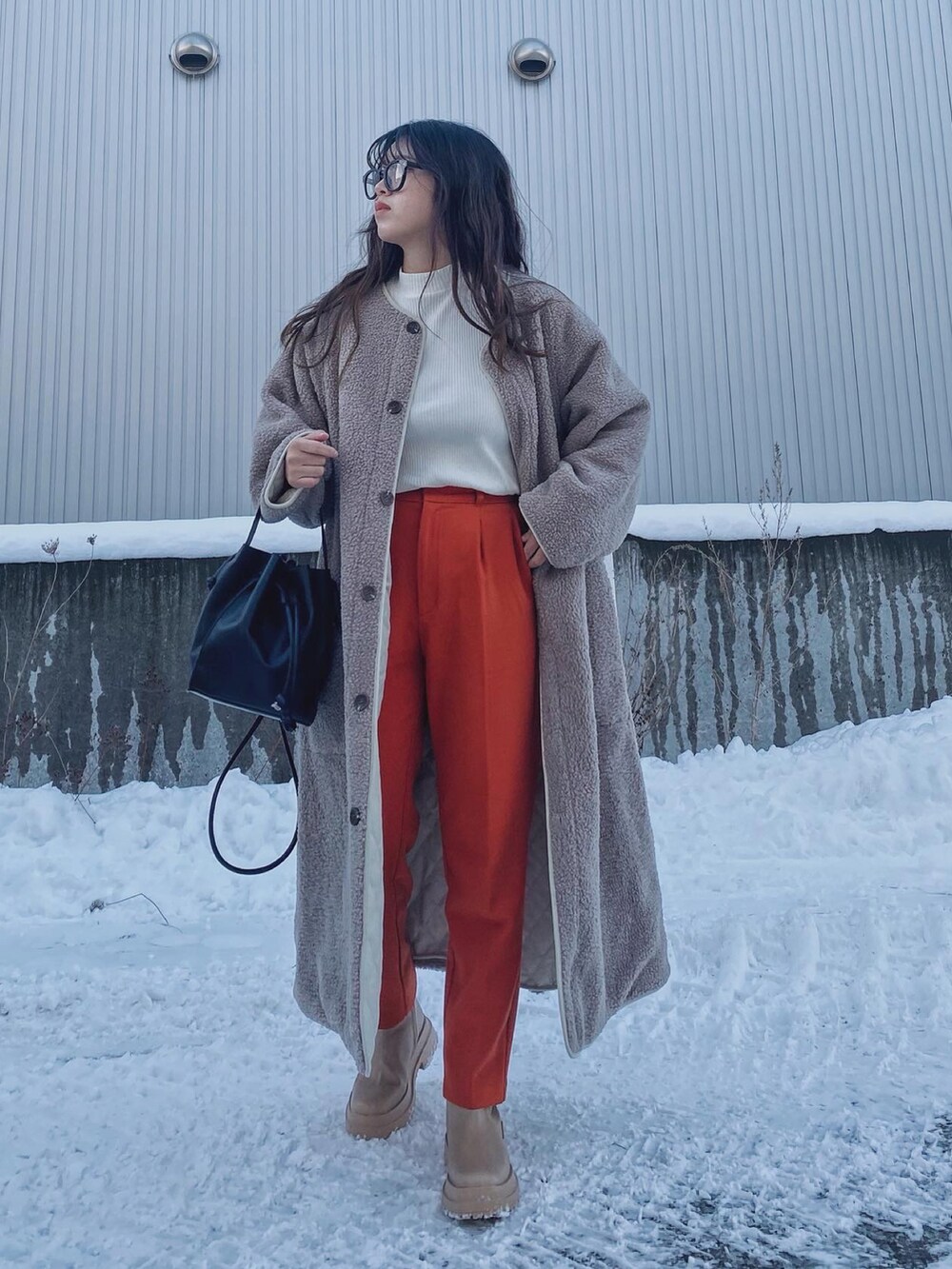 「クリスマスに着たい服、r.、ロングコート、キルティング、キルティングコート、ノーカラーコート、カラーパンツ、ホワイトコーデ、カラーコーデ、サイドゴアブーツ、トラックソールブーツ、タックイン、GU、UNIQLO、マイベストコーデ2022」｜「r.のマットタフタ×ボアリバーシブル ロングコート（ノーカラーコート、ホワイト系）」を使った、Miiさん（レディース・159cm）の冬コーディネートの3枚目の写真