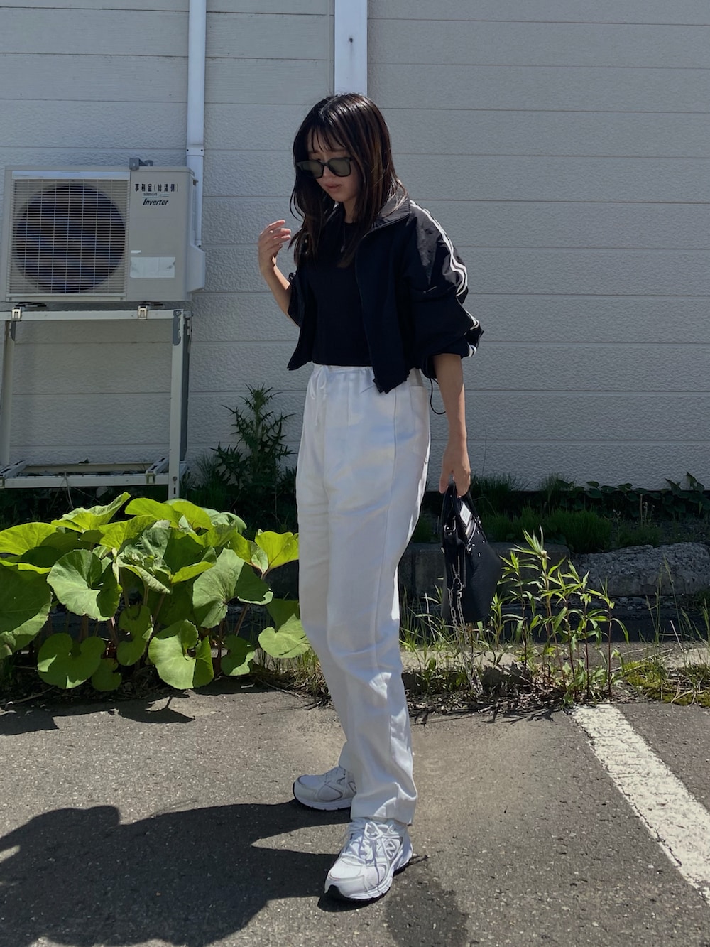 「シンプルコーデ、STARTING OVER、スターティングオーバー、ワークパンツ、イージーパンツ、トラックジャケット、ブルゾン、スポーツミックス、カジュアルコーデ、メンズライク、サングラス、スニーカー、モノトーン、プチプラ、運動会コーデ」|「Starting Overのheavy twill & denim easy work pants/ヘビーツイル&デニム イージーワークパンツ(その他パンツ、ホワイト系)」を使った、Miiさん(レディース・159cm)の春コーディネートの2枚目の写真