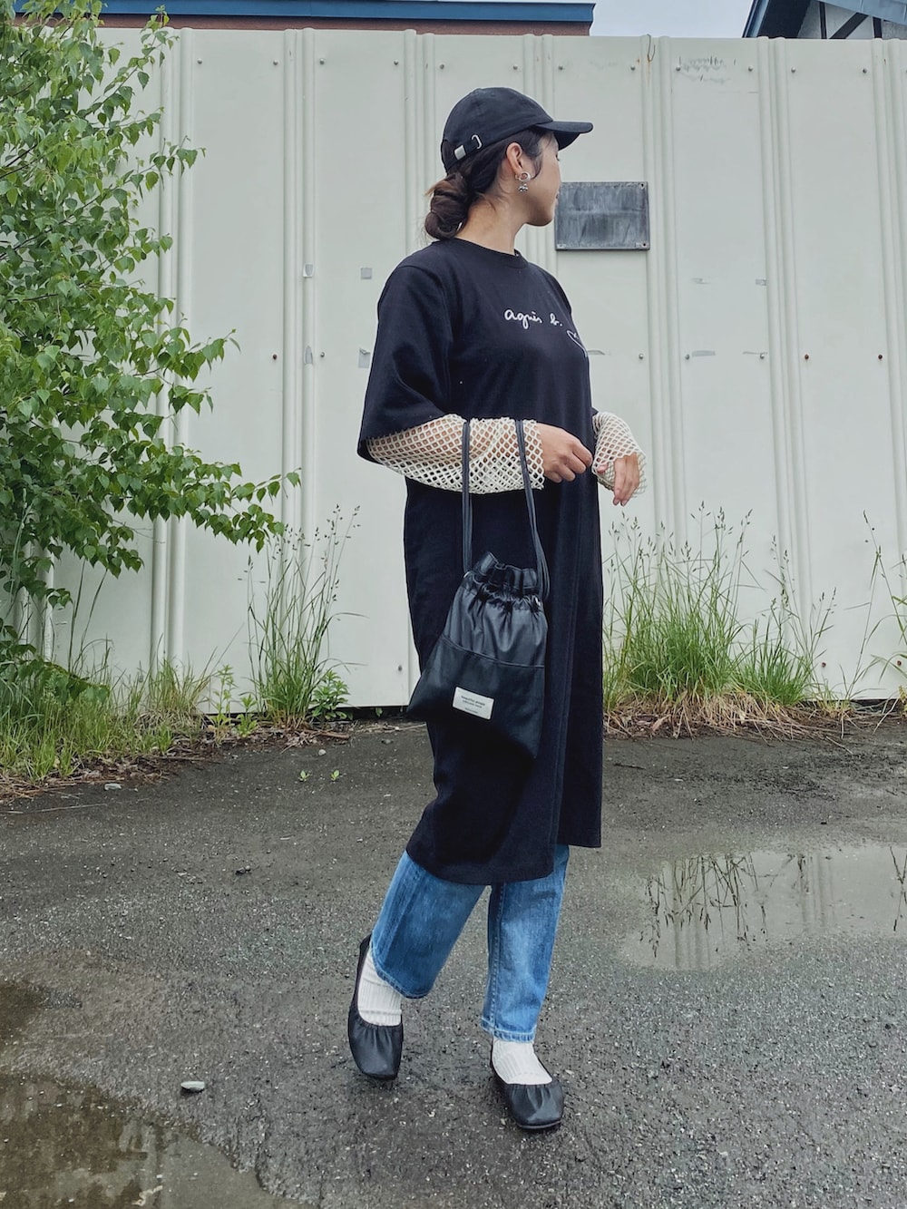 「このスタイルがお気に入り、休日スタイル、Tシャツワンピ、デニム、レイヤードスタイル、メッシュ、メッシュトップス、巾着バッグ、キャップ、バレエシューズ、ママコーデ、To b. by agnes b.、ロゴT」｜「agnes b.のWEB限定 SBX4 ROBE YOKO ワンピース（ワンピース、ブラック系）」を使った、Miiさん（レディース・159cm）の夏コーディネートの2枚目の写真
