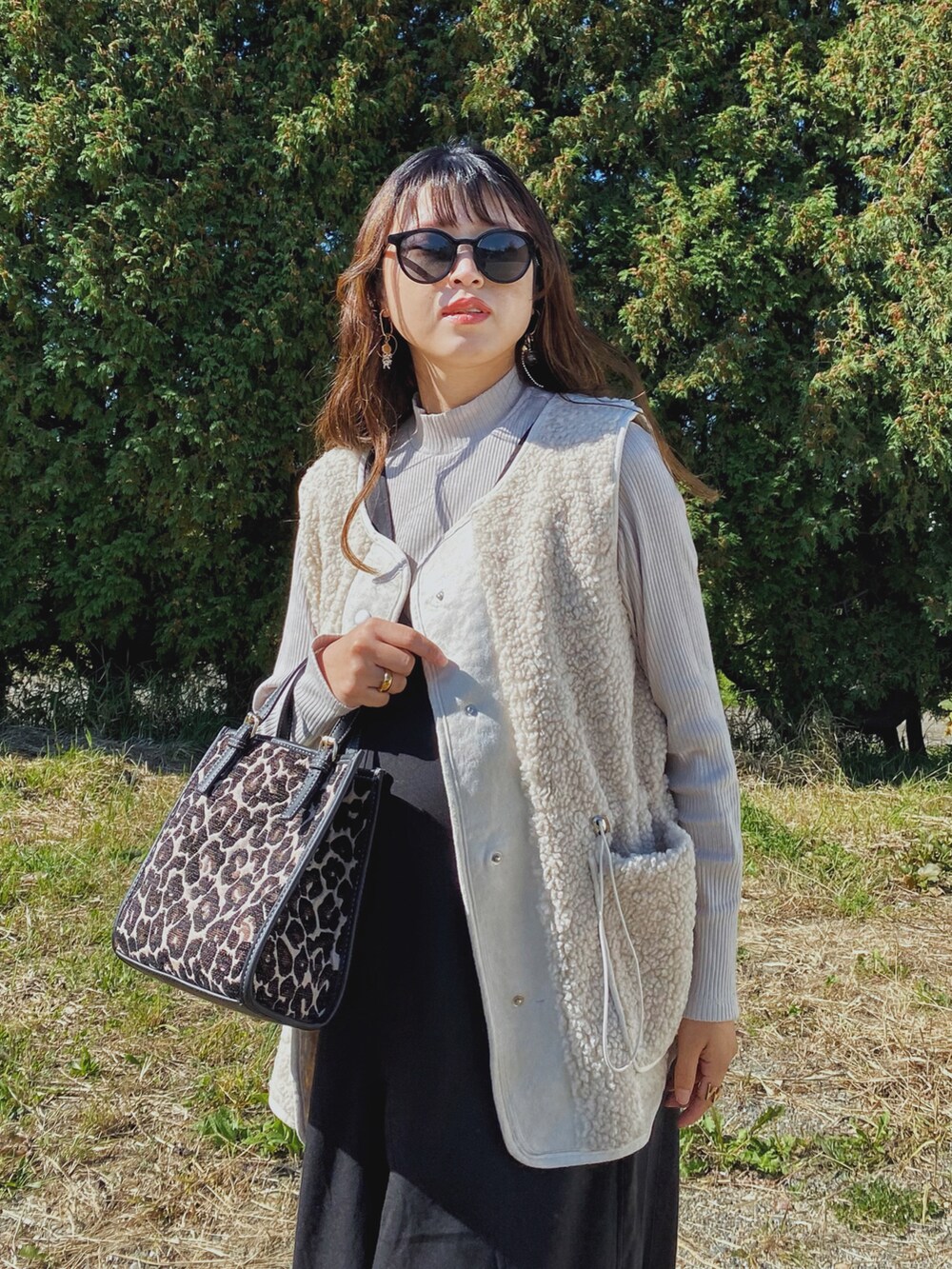「秋ルック紹介するよ、ボアベスト、ファーベスト、ボア、レイヤードスタイル、リブT、リブハイネックT、UNIQLO、ハイネック、レオパード、スクエアバッグ、秋コーデ、ベスト、マタニティコーデ、韓国ファッション」｜「Siónのアイテム（ベスト、ホワイト系）」を使った、Miiさん（レディース・159cm）の秋コーディネートの5枚目の写真