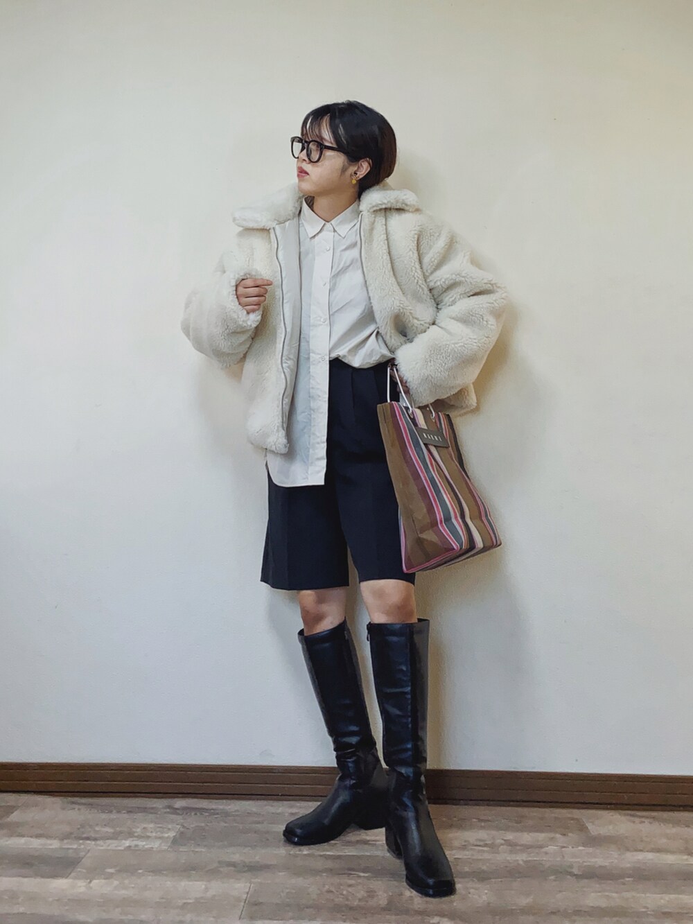 ホワイト系のその他アウター、ベージュ系のシャツ/ブラウス、ブラウン系のトートバッグを着用したレディースの秋コーディネートの3枚目の写真