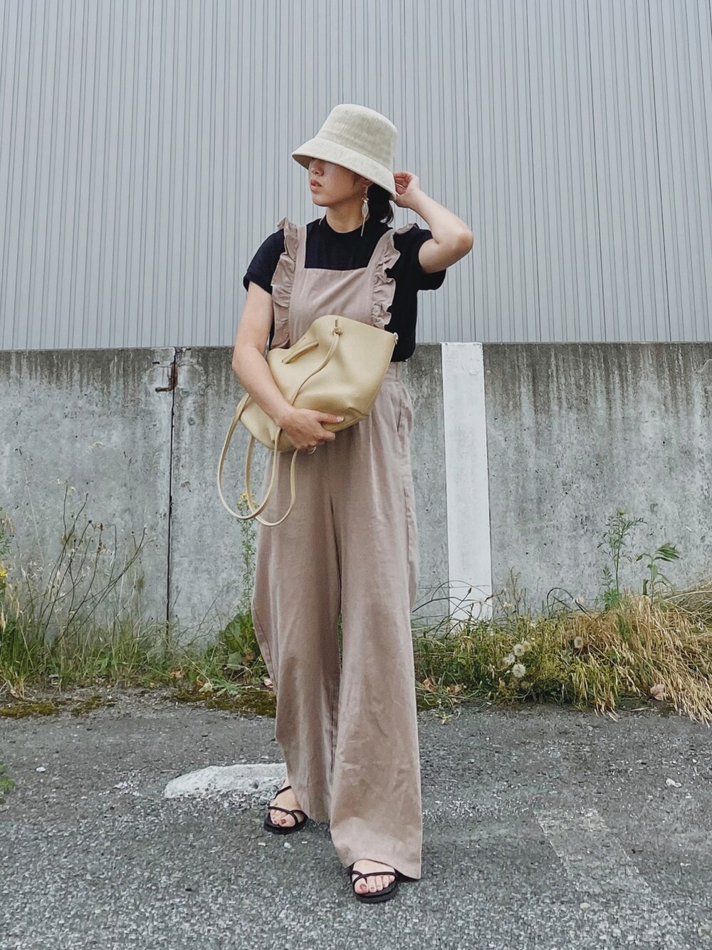 「大人カジュアル、夏だ！Tシャツ着よう！、黒Tシャツ、サロペット、バケットハット、麦わら帽子、LHPWOMEN、courage、サンダルコーデ、UNIQLO、プチプラ、ママコーデ、マタニティコーデ、しまむら、夏コーデ」｜「CIENAの新色追加！大人シルエットUSAコットンサイドスリットTee（Tシャツ/カットソー、ブラック系）」を使った、Miiさん（レディース・159cm）の夏コーディネートの4枚目の写真
