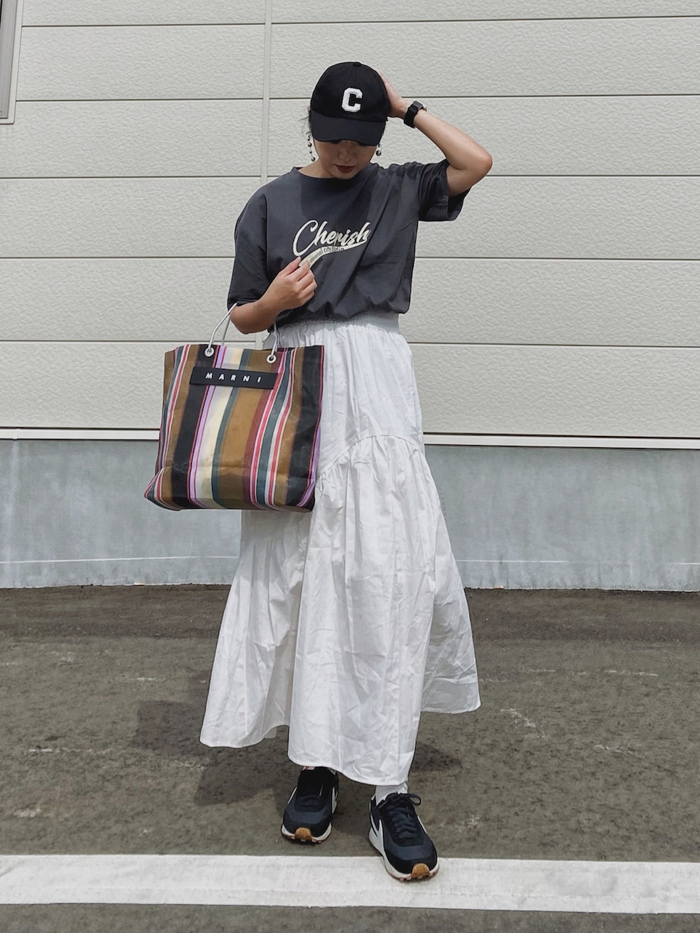 「お出かけコーデ日記、ロゴT、古着MIX、フレアスカート、白スカート、ロングスカート、Tシャツ、キャップ、CLEA、トートバッグ、NIKE、スニーカー、ストリート」｜「CLEAの古着風ロゴ半袖クルーネックトップス（Tシャツ/カットソー、グレー系）」を使った、Miiさん（レディース・159cm）の春コーディネートの2枚目の写真