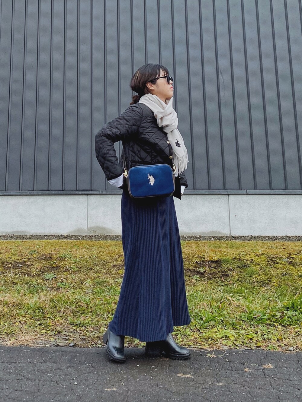「秋冬コーデ、冬コーデ、マフラー、マフラーぐるぐる、ストール、キルティングジャケット、Traditional Weatherwear、USポロ、renorm、ニット、ニットスカート、フレアスカート、ショートブーツ、ネイビー、きれいめカジュアル」|「U.S. POLO ASSN.の【U.S. POLO ASSN.】 ユーエスポロアッスン カシミヤタッチストール マフラー USPA-2011(マフラー、グレー系)」を使った、Miiさん(レディース・159cm)の秋コーディネートの2枚目の写真