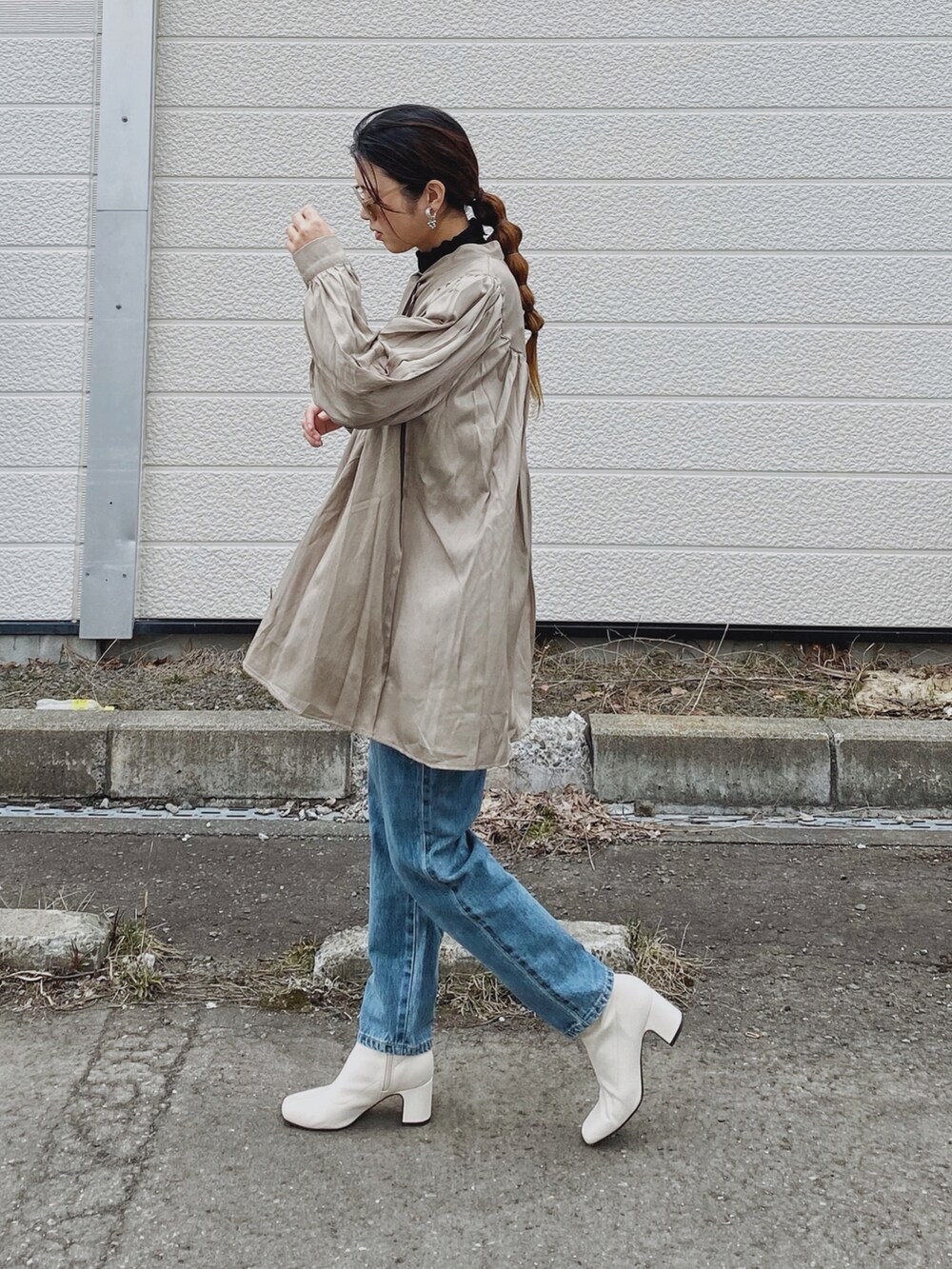 「大人カジュアル、きれいめカジュアル、チュニック、ミニワンピ、デニム、サムシング、something_jean、LHP、LHPWOMEN、courage、ラフォーレ原宿、ZARA、ブーツ、春服、ブラウス」｜「L.H.Pのcourage/クラージュ/ワンピース（ワンピース、ベージュ系）」を使った、Miiさん（レディース・159cm）の春コーディネートの4枚目の写真