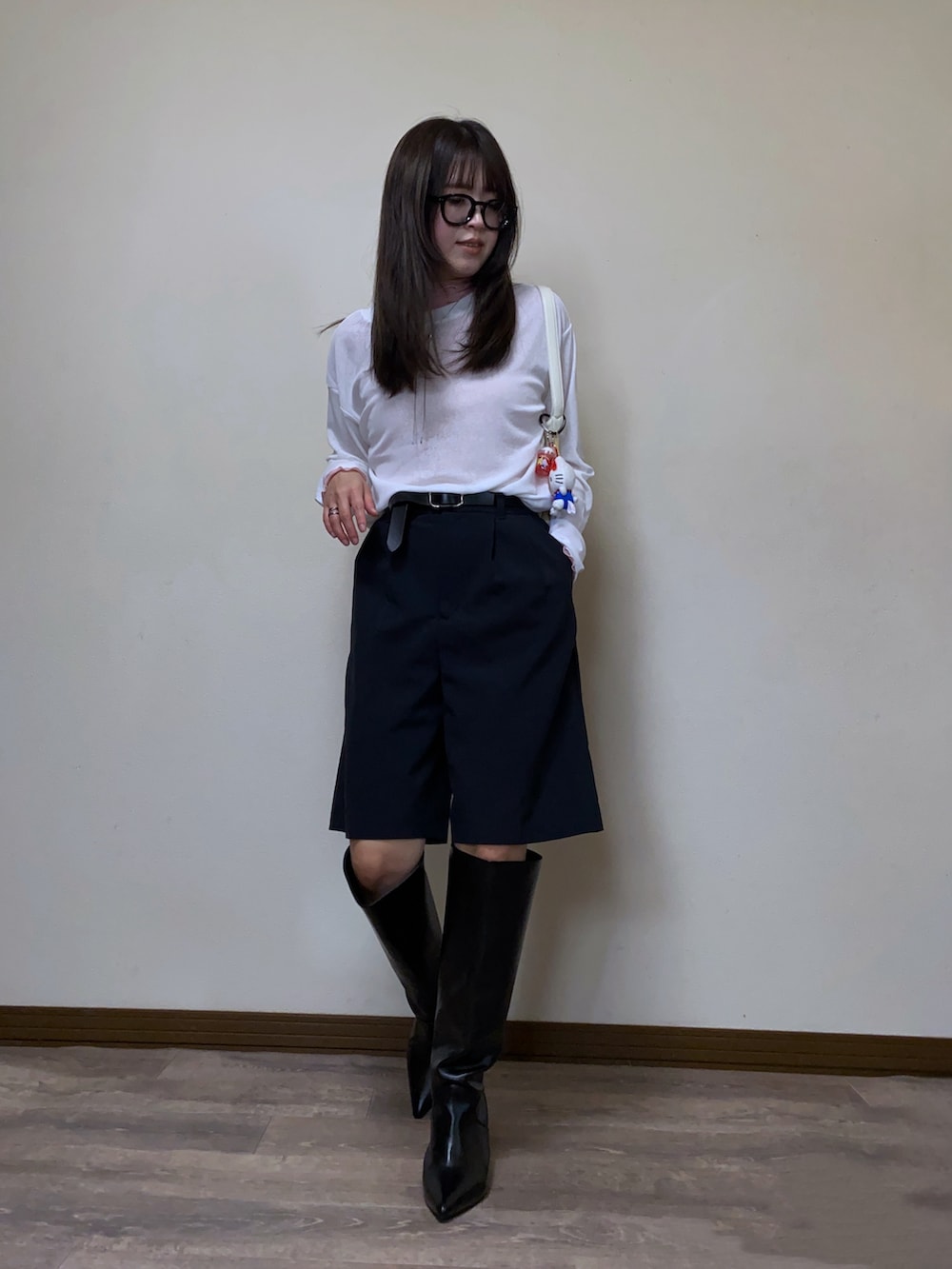 「ハーフパンツ、バミューダパンツ、ロングブーツ、シアートップス、レイヤードスタイル、お出かけコーデ、サングラス、大人カジュアル、韓国ファッション、春コーデ、プチプラ、シースルー、ブーツ、プチプラコーデ」｜「GeeRAの【新色追加】着回し自在！スラブシアーロンT（Tシャツ/カットソー、ホワイト系）」を使った、Miiさん（レディース・159cm）の春コーディネートの4枚目の写真