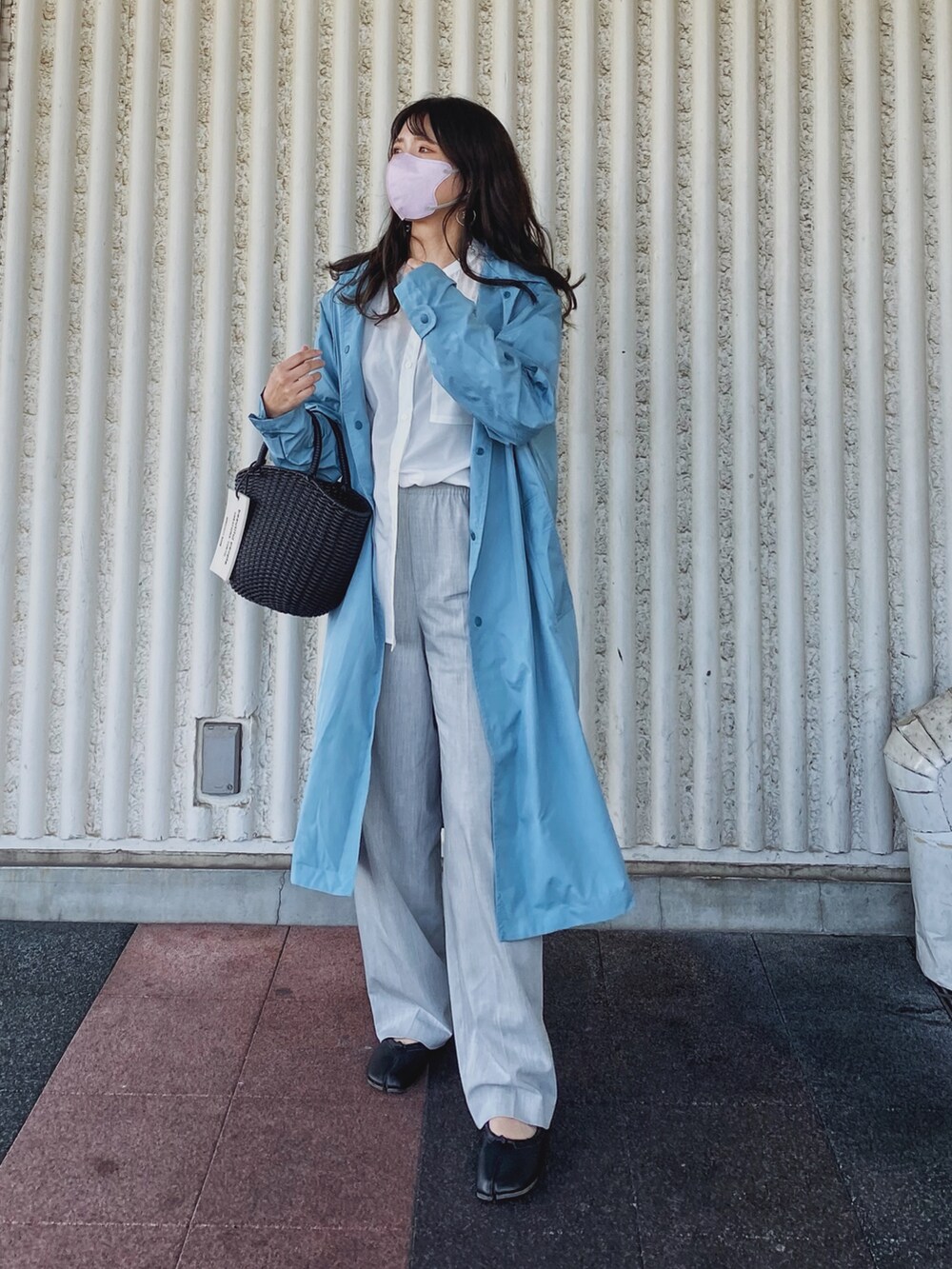 「きれいめカジュアル、ゆるコーデ、レインコート、ブルー、カラーコーデ、カラー×コーデ、UNIQLO、Traditional Weatherwear、COTORICA.、シアーシャツ、シャツスタイル、休日スタイル、ワイドパンツ、シースルー、バレエシューズ」｜「COTORICAのバンドカラーシアーブラウス（シャツ/ブラウス、ホワイト系）」を使った、Miiさん（レディース・159cm）の春コーディネートの2枚目の写真
