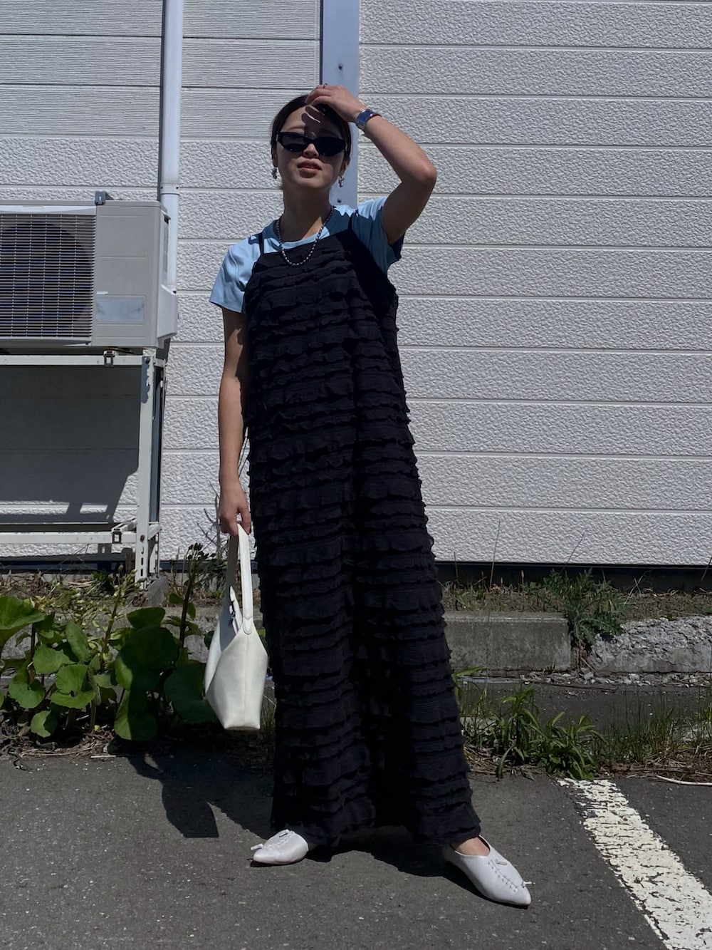 「サングラス、レイヤードスタイル、キャミワンピ、ティアード、チュール、ワンピース、ロングワンピース、Tシャツ、ブルー、カラーコーデ、ライトブルー、ポインテッドトゥ、夏コーデ、プチプラ、ティアードワンピース」｜「VENCEEXCHANGEのチュールティアードワンピース（ワンピース、ブラック系）」を使った、Miiさん（レディース・159cm）の春コーディネートの5枚目の写真