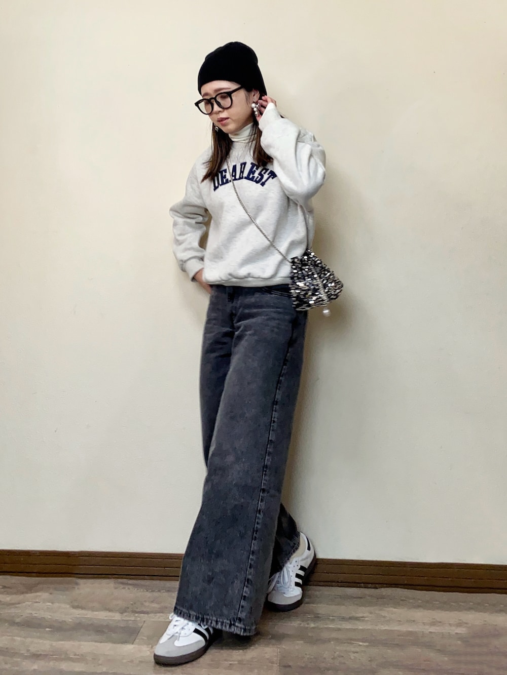 「リーバイス、Levi's、リーバイス24SS、ZOZO限定、PR、デニム、レイヤードスタイル、タートルネック、スウェット、ニット帽、ストリート、カジュアルコーデ、バギーデニム、バギーパンツ、スニーカー」｜「CLEAの刺繍カレッジロゴ 裏起毛ルーズプルオーバー（スウェット、ベージュ系）」を使った、Miiさん（レディース・159cm）の冬コーディネートの2枚目の写真