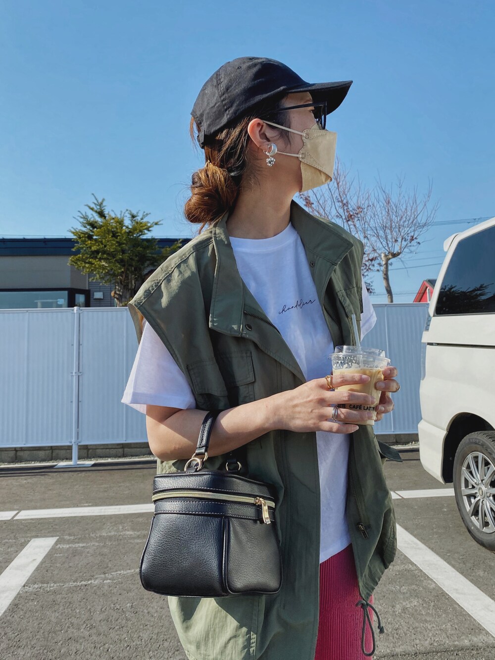 「リラックススタイル、New Balance、reca、recaコーデ、白Tシャツ、ロゴT、カラーパンツ、カラー×コーデ、カラーコーデ、キャップ、ミリタリーベスト、ジレ、スニーカー、白スニーカー、休日スタイル」｜「recaの筆記体プリントルーズＴシャツ（Tシャツ/カットソー、ホワイト系）」を使った、Miiさん（レディース・159cm）の春コーディネートの2枚目の写真